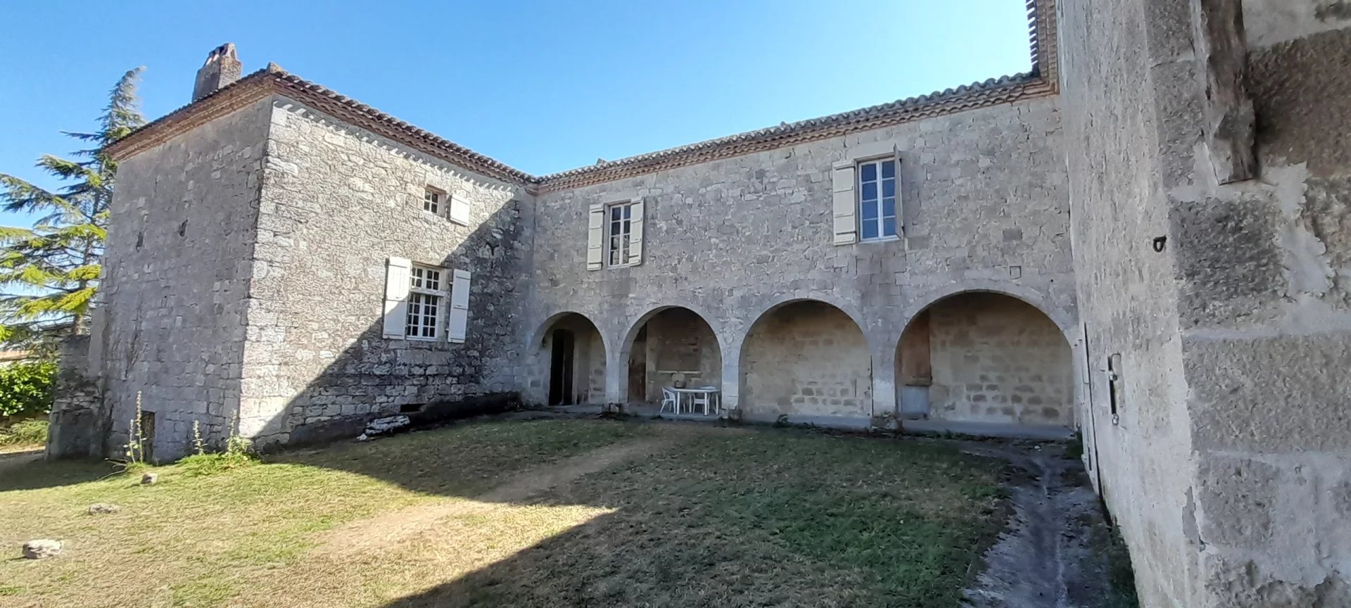 Magnificent building, ideally situated, Aquitaine – France – BVI70720
