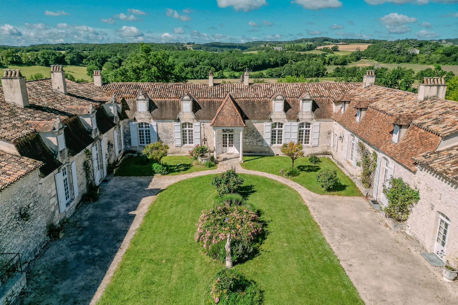 Stunning chartreuse with infinity pool, a stone’s throw from a lively bastide, Aquitaine – France – BVI71324