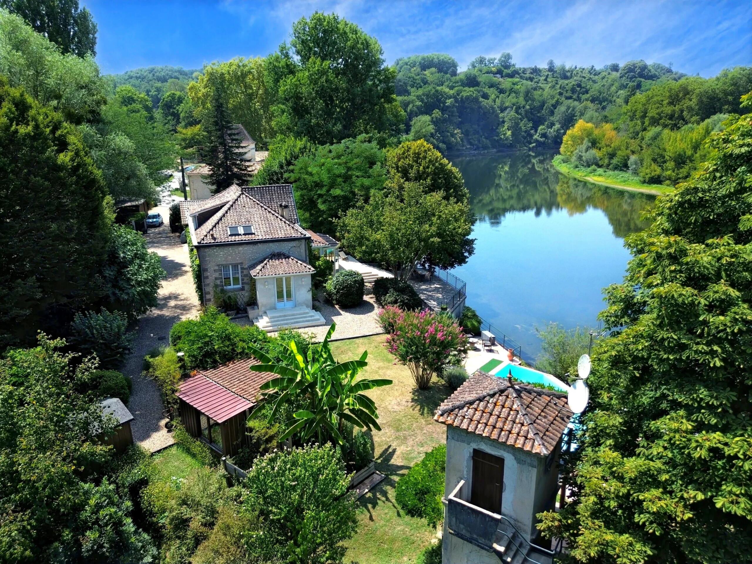 Superb Riverside Property with Infinity Pool and Private Access, Aquitaine – France – BVI82039