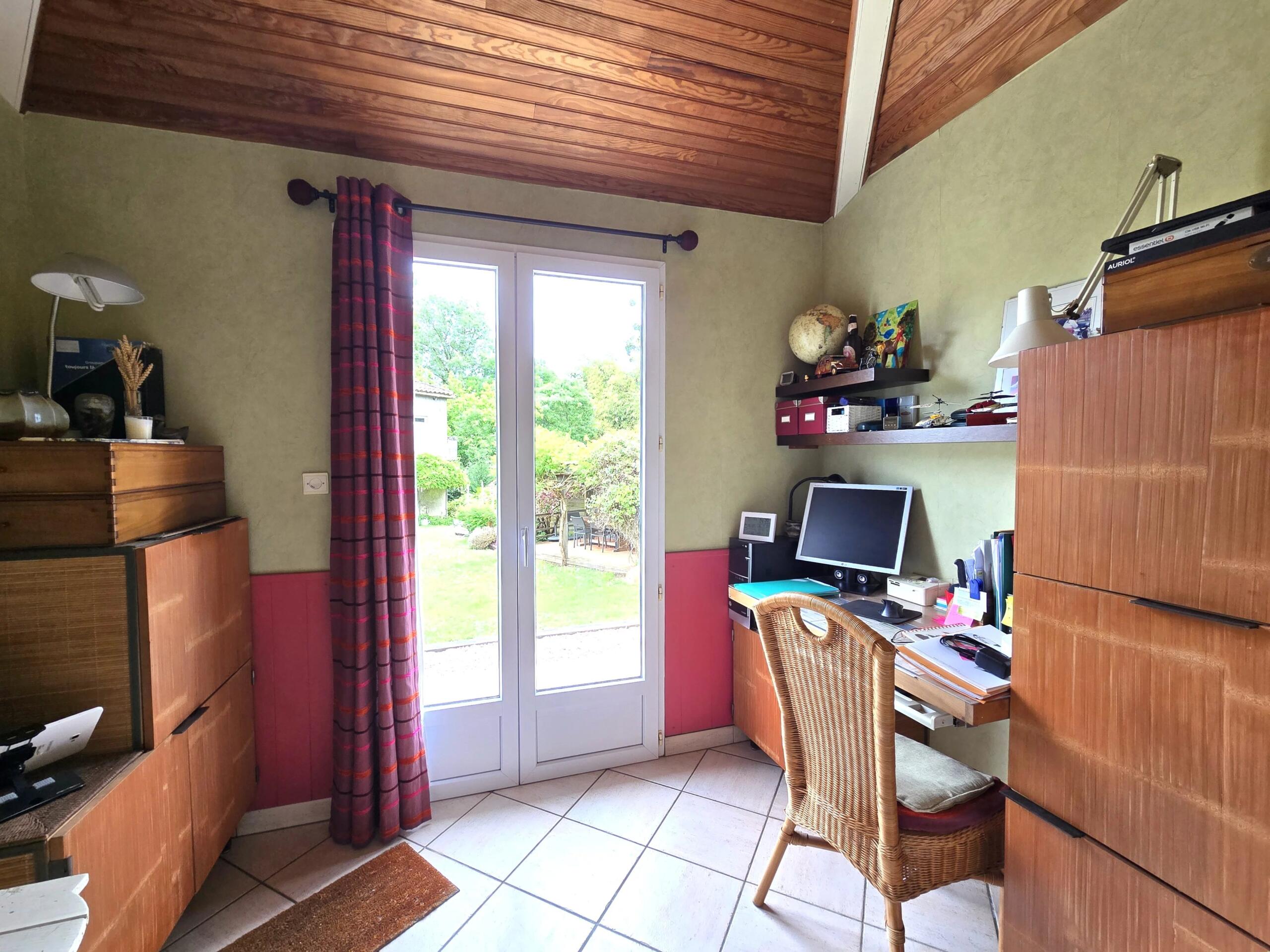Superb Riverside Property with Infinity Pool and Private Access, Aquitaine – France – BVI82039