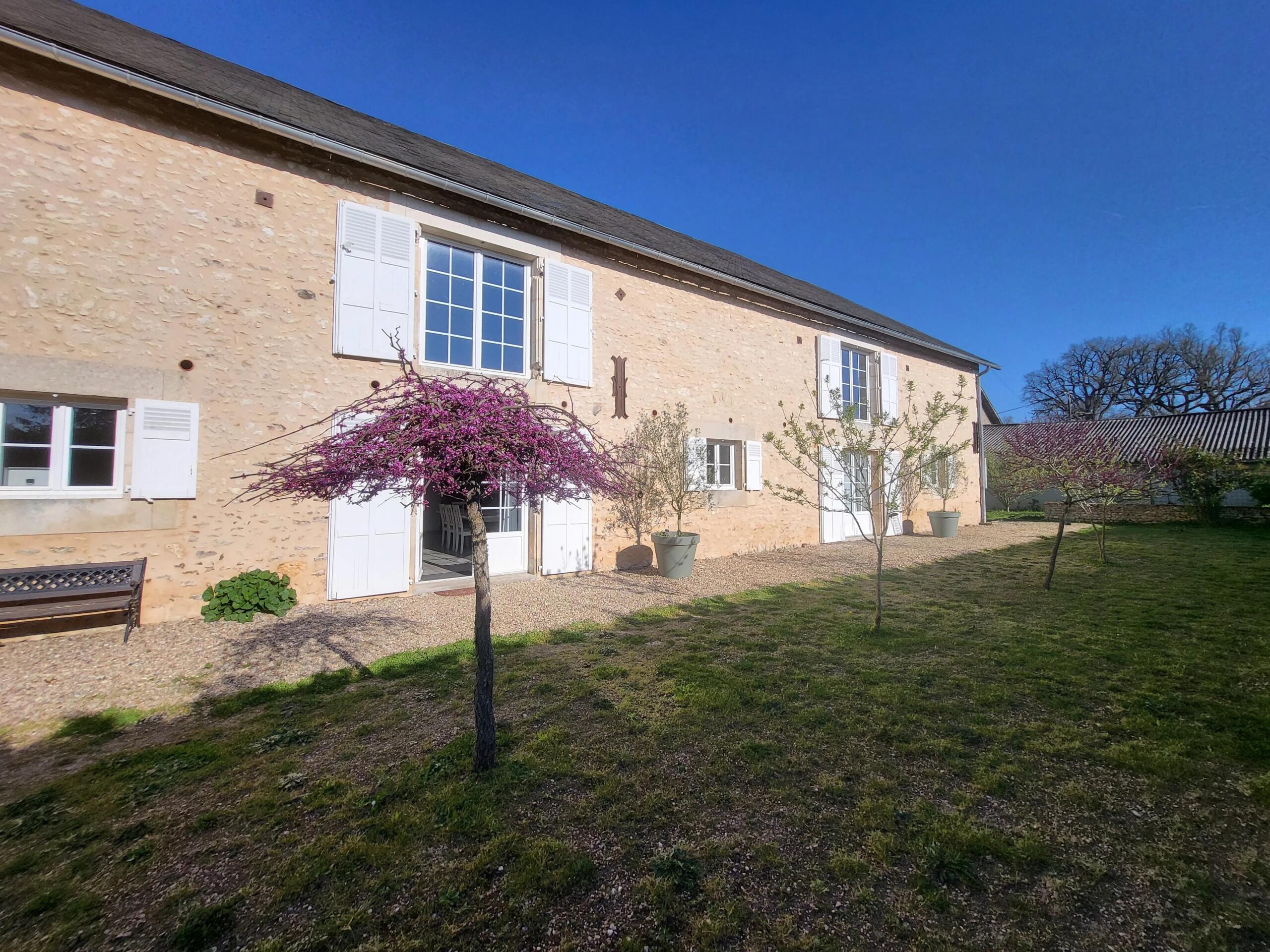 Beautifully renovated 4-bedroom longère with outbuildings, land and expansion potential, near Chauvigny, Poitou-Charentes – France – BVI85028