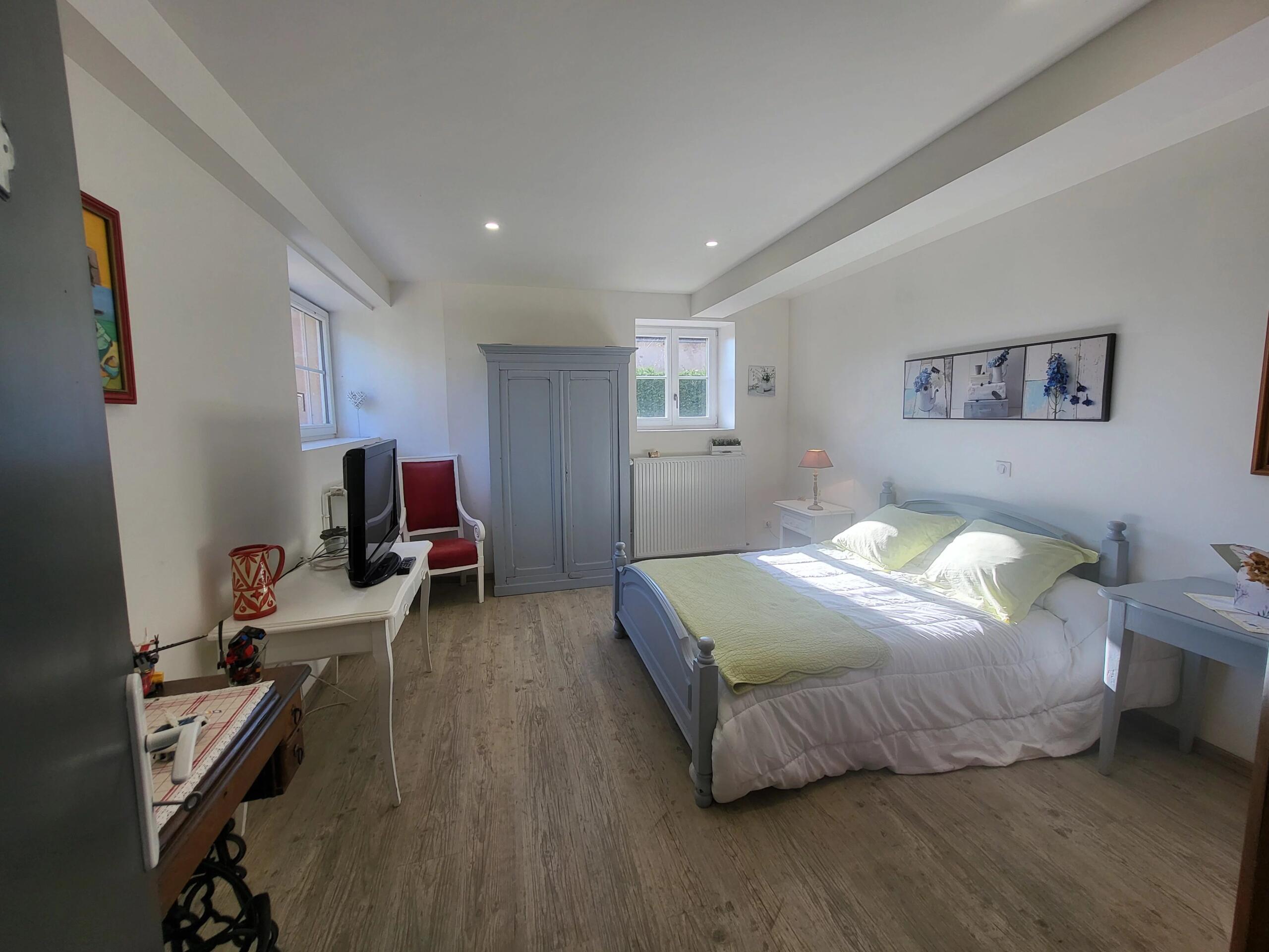 Beautifully renovated 4-bedroom longère with outbuildings, land and expansion potential, near Chauvigny, Poitou-Charentes – France – BVI85028