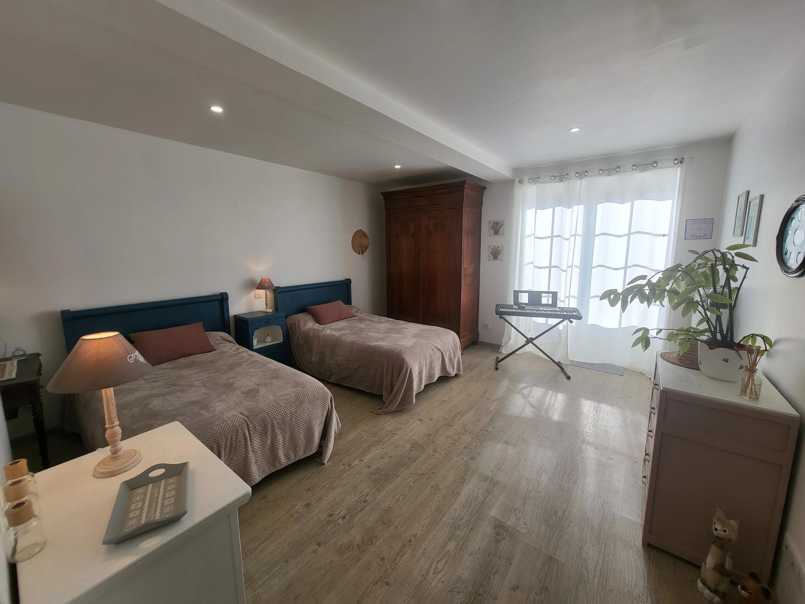 Beautifully renovated 4-bedroom longère with outbuildings, land and expansion potential, near Chauvigny, Poitou-Charentes – France – BVI85028