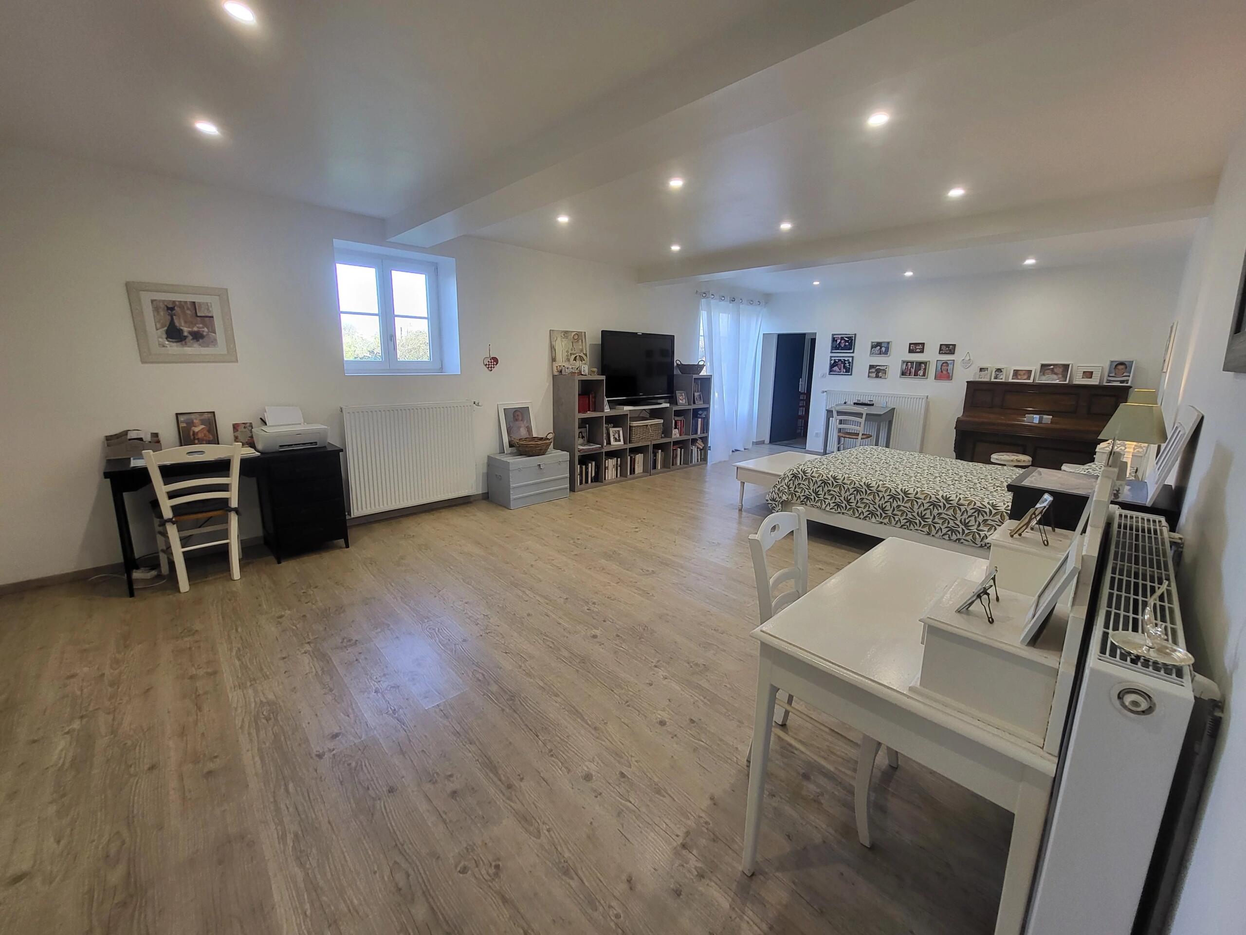 Beautifully renovated 4-bedroom longère with outbuildings, land and expansion potential, near Chauvigny, Poitou-Charentes – France – BVI85028