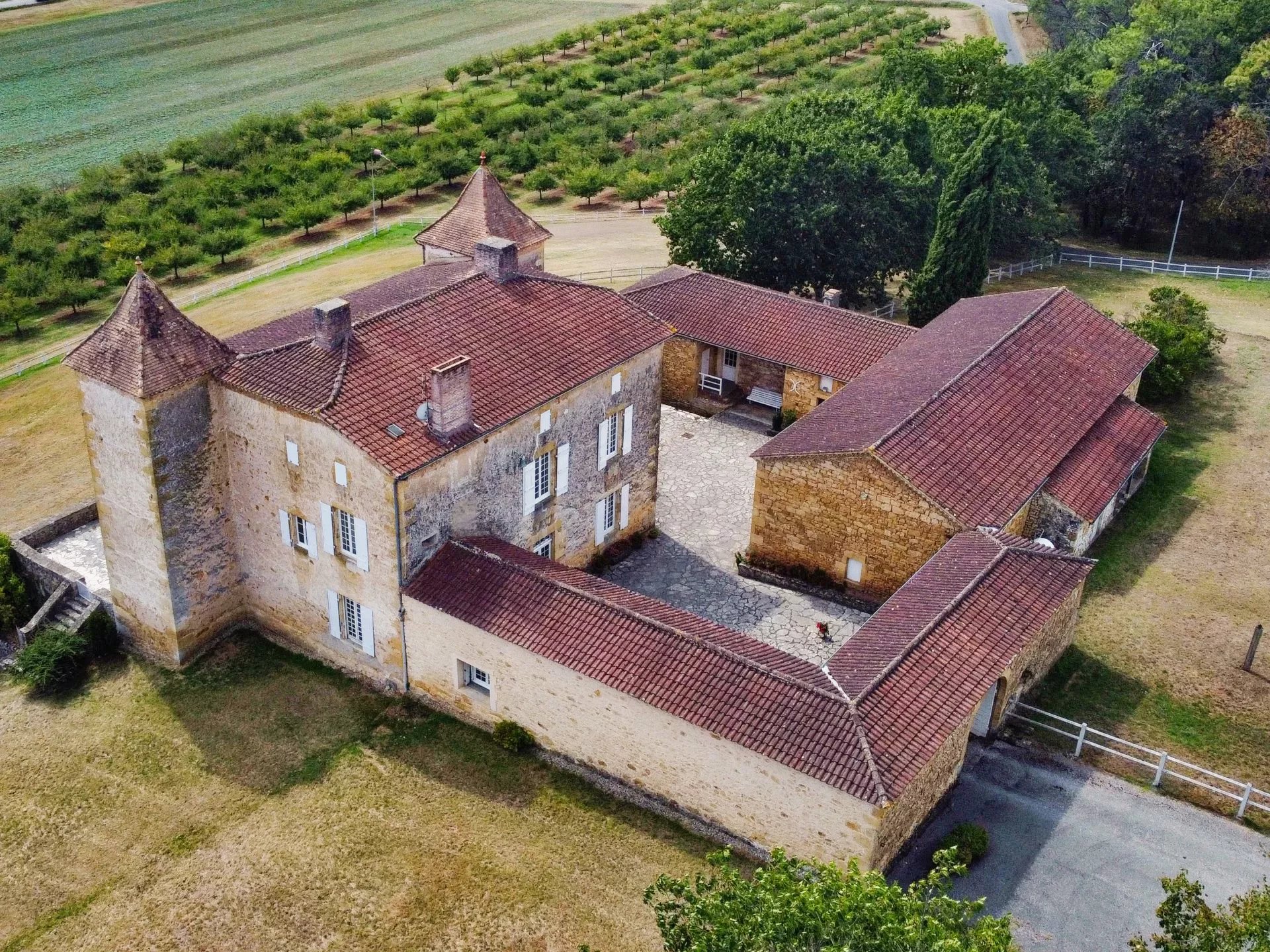 Beautiful small chateau and its estate overlooking the Lot valley, Aquitaine – France – BVI66582