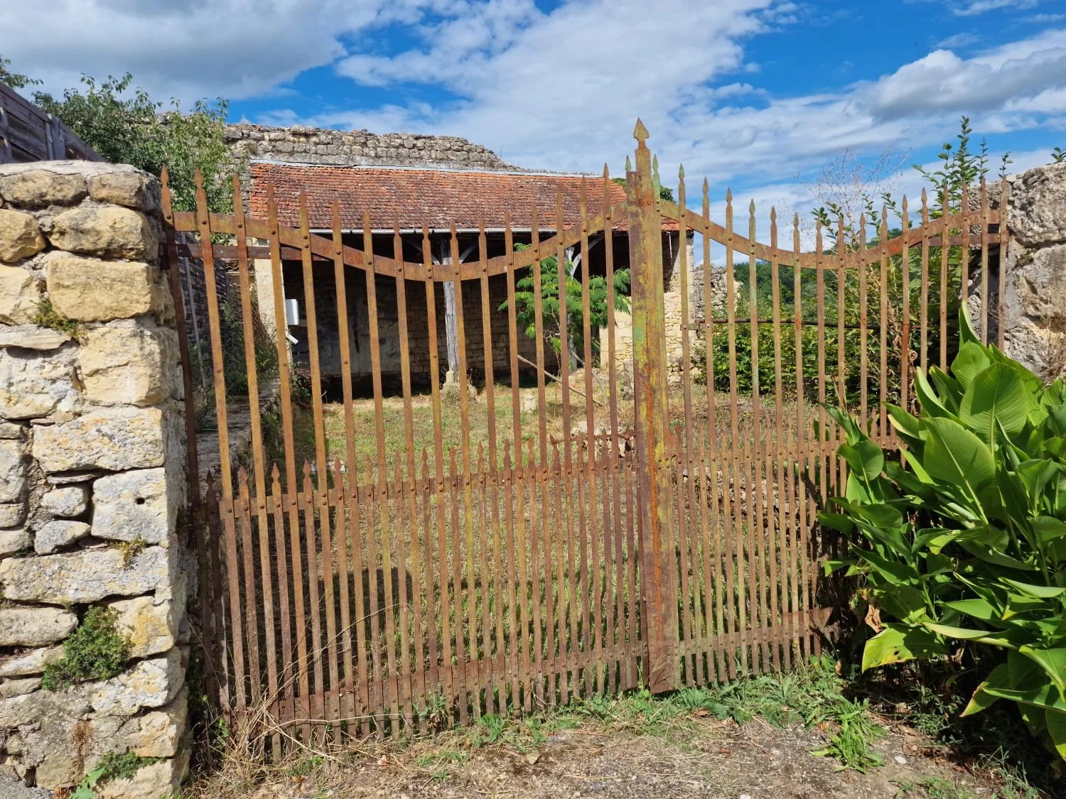 Lovely project in a lovely village with bar –  building to renovate with garden, Aquitaine – France – BVI71999