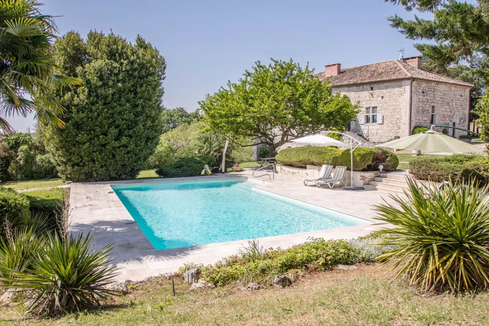 Prestigious manor house overlooking the valley, Aquitaine – France – BVI64905