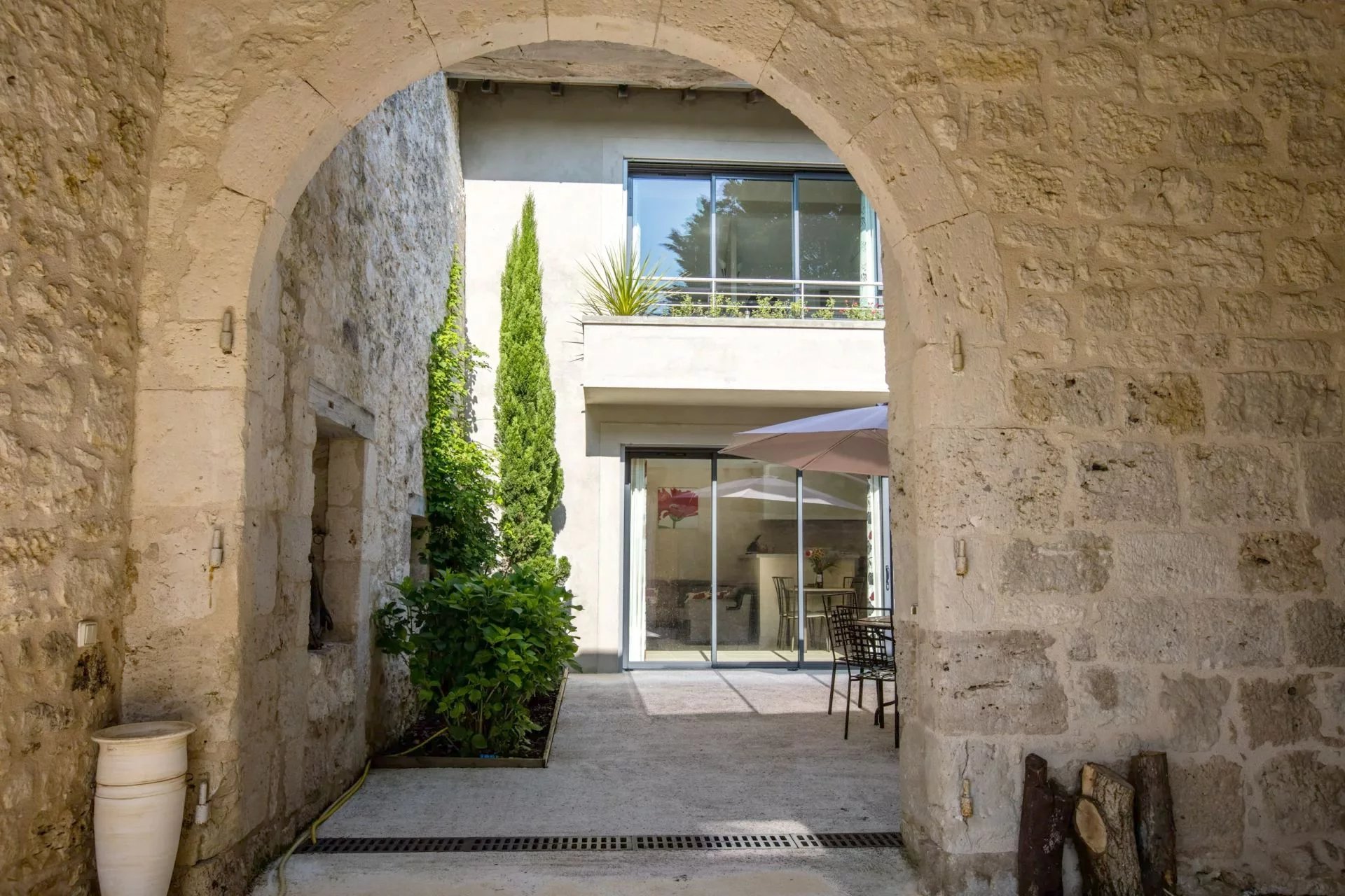 Prestigious manor house overlooking the valley, Aquitaine – France – BVI64905