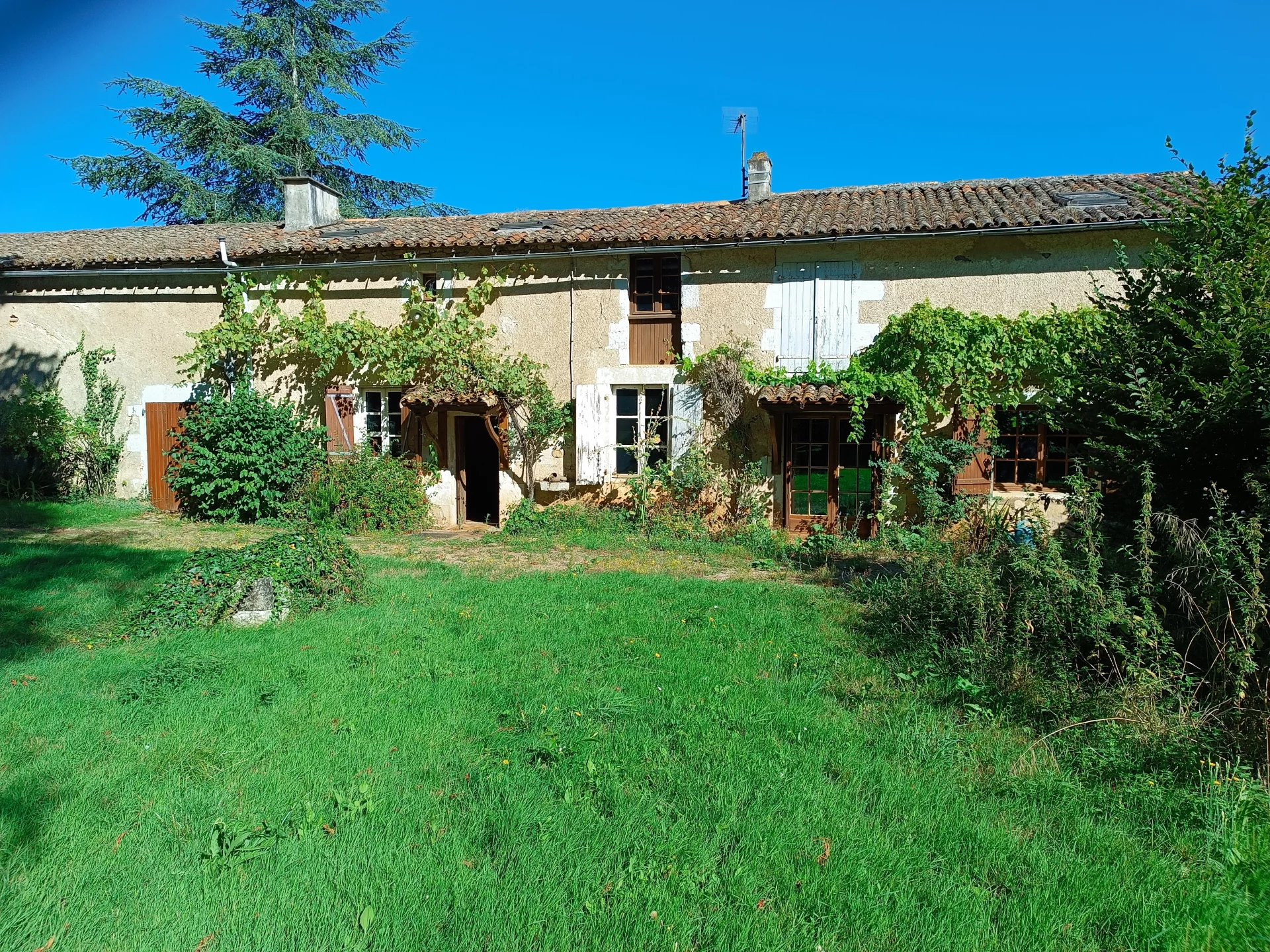 Beautiful 4-Bedroom Stone Property in a Tranquil Neighbourhood, Poitou-Charentes – France – BVI81013
