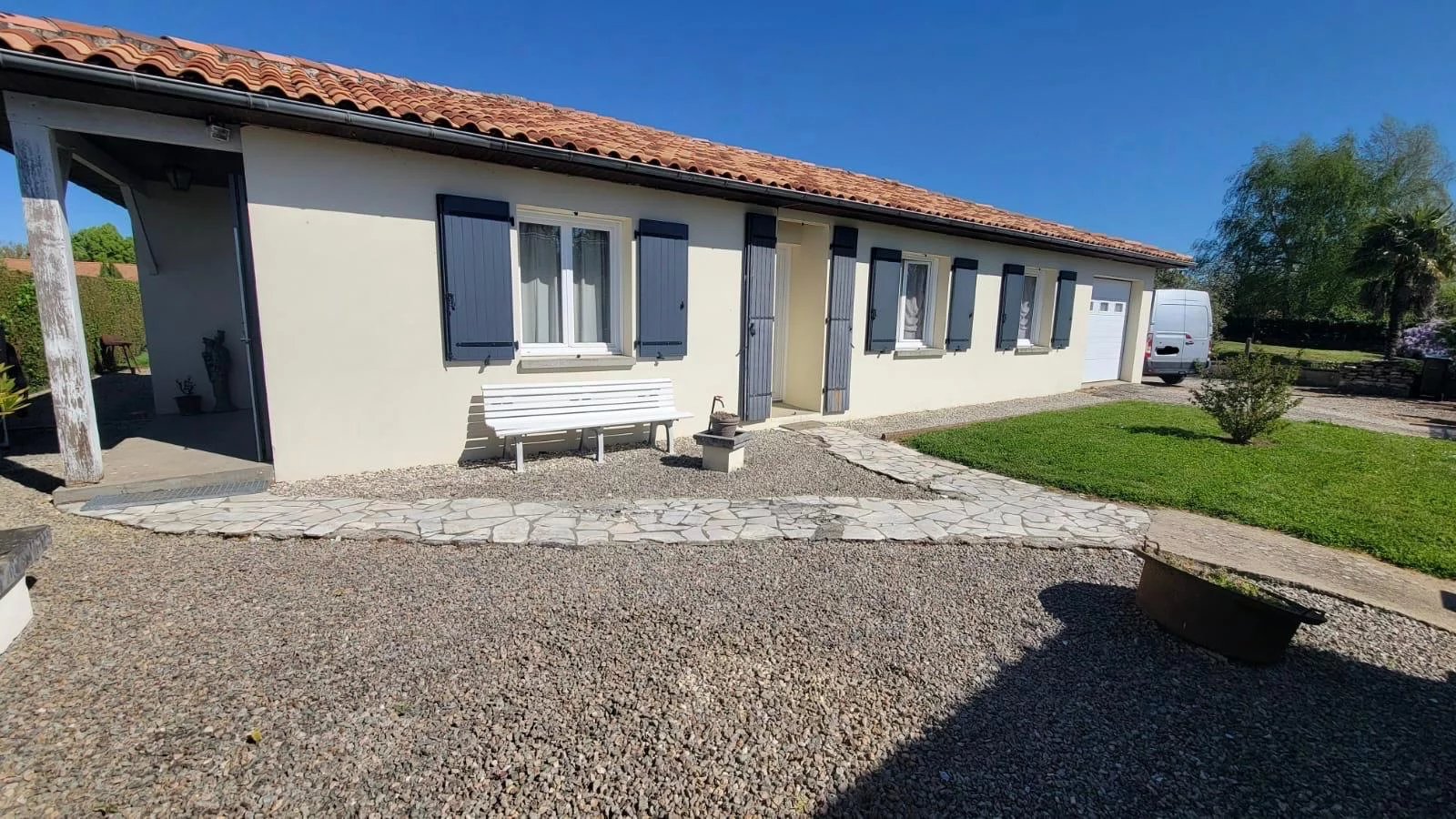 Near Ruffec, a single-storey detached house with three bedrooms, a garage and a garden, Poitou-Charentes – France – BVI85378