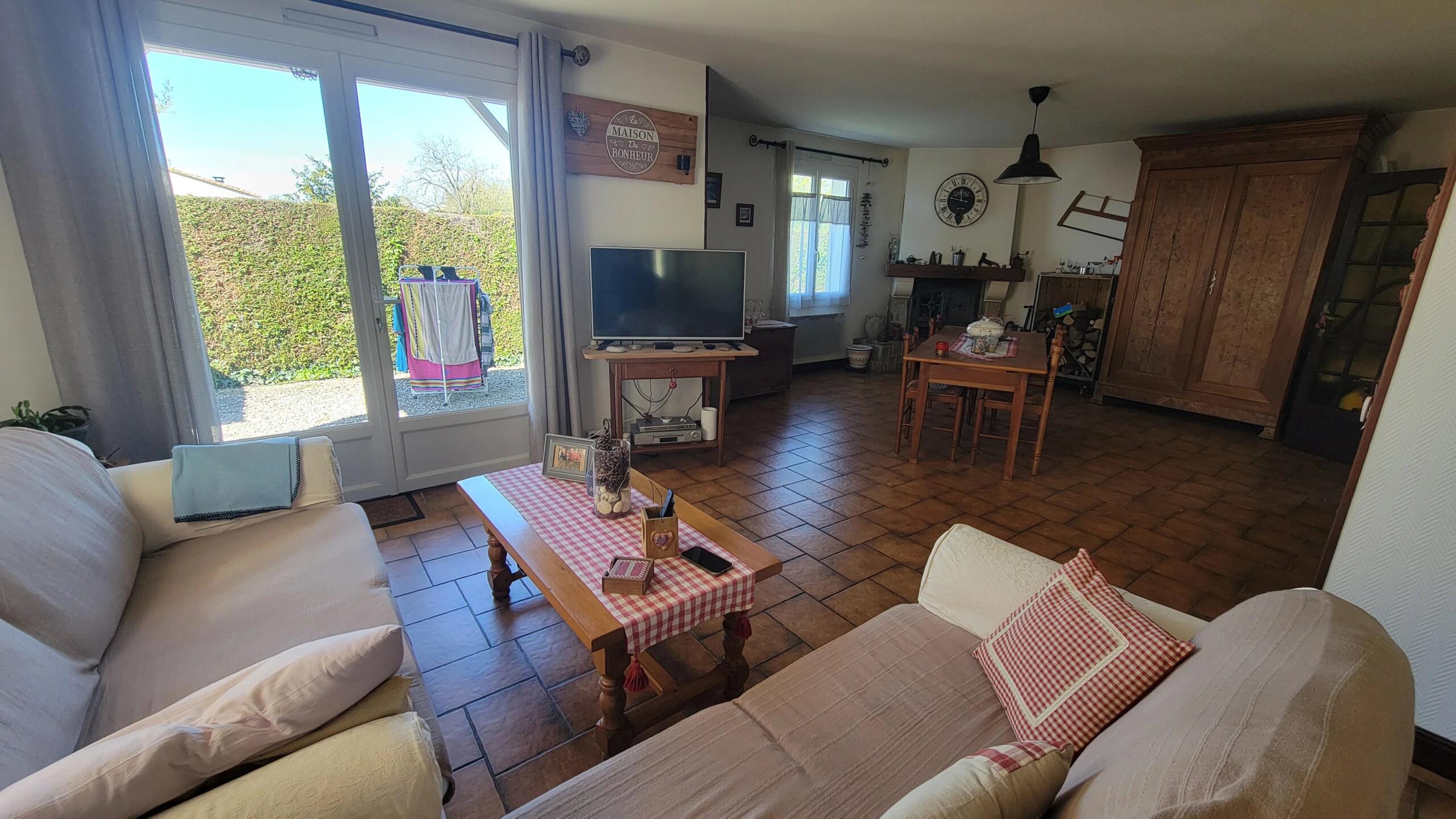 Near Ruffec, a single-storey detached house with three bedrooms, a garage and a garden, Poitou-Charentes – France – BVI85378