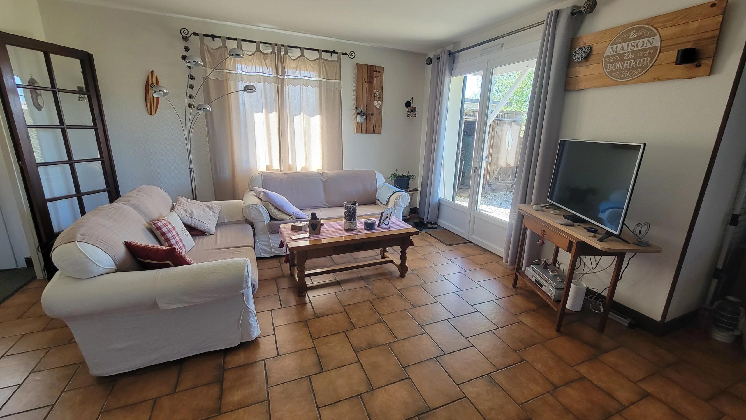 Near Ruffec, a single-storey detached house with three bedrooms, a garage and a garden, Poitou-Charentes – France – BVI85378