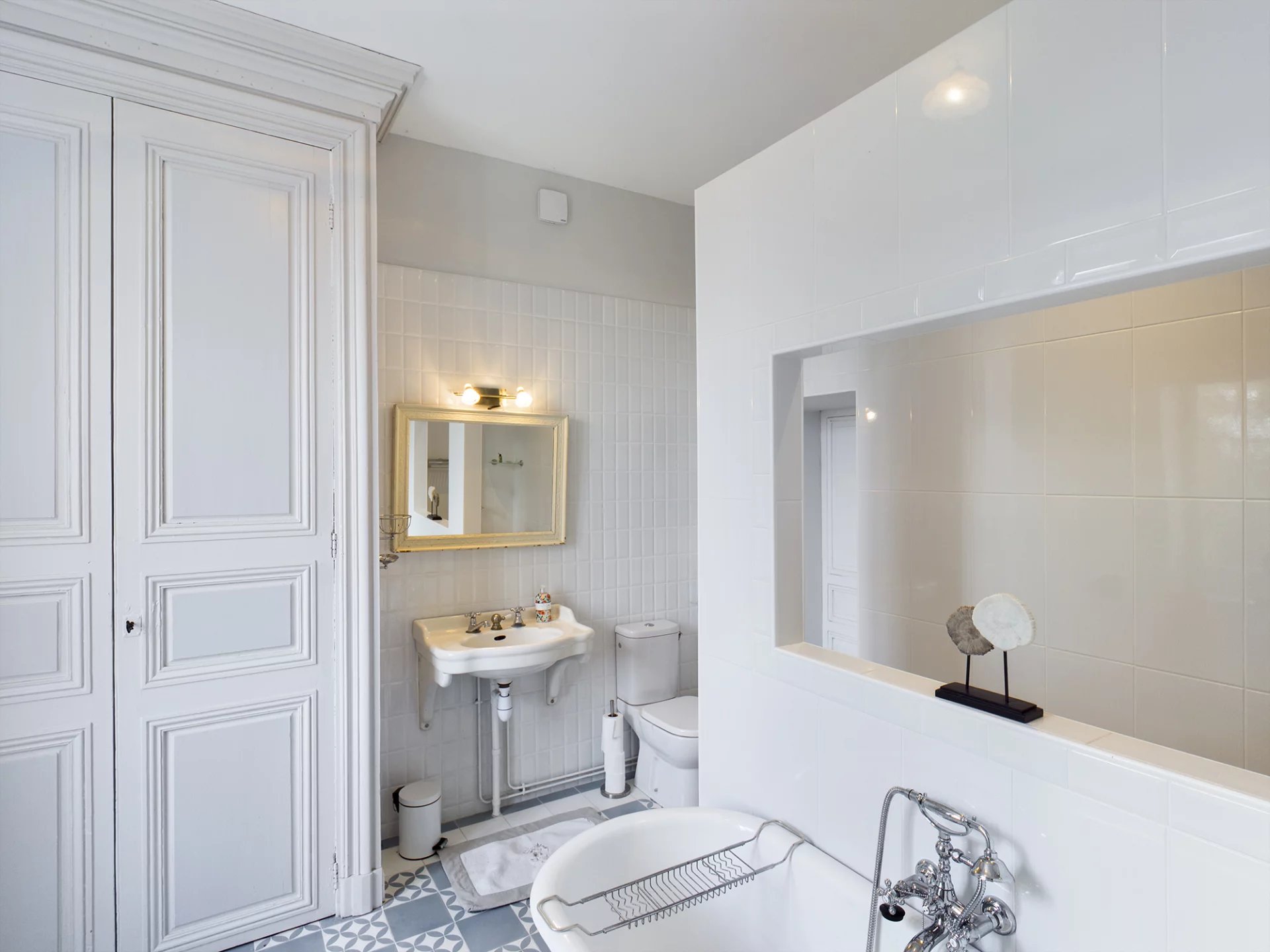 Superb manor house surrounded by a terraced garden close to the Lot, Aquitaine – France – BVI61108