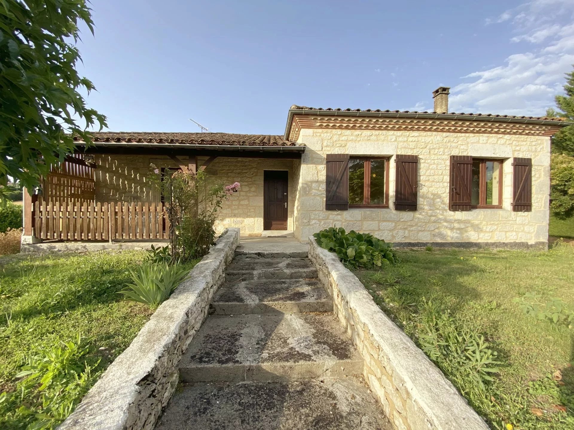 Beautiful stone villa waiting to be revitalised, Aquitaine – France – BVI72056