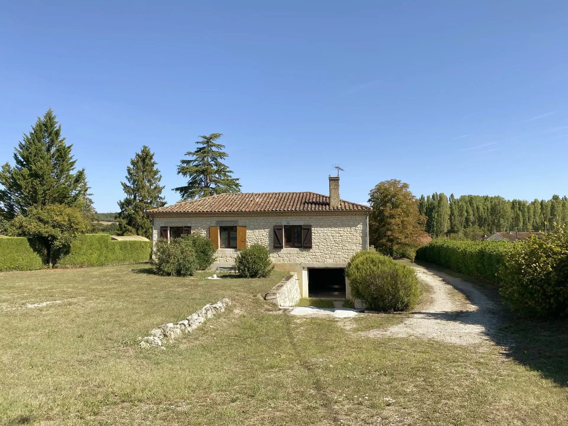 Beautiful stone villa waiting to be revitalised, Aquitaine – France – BVI72056