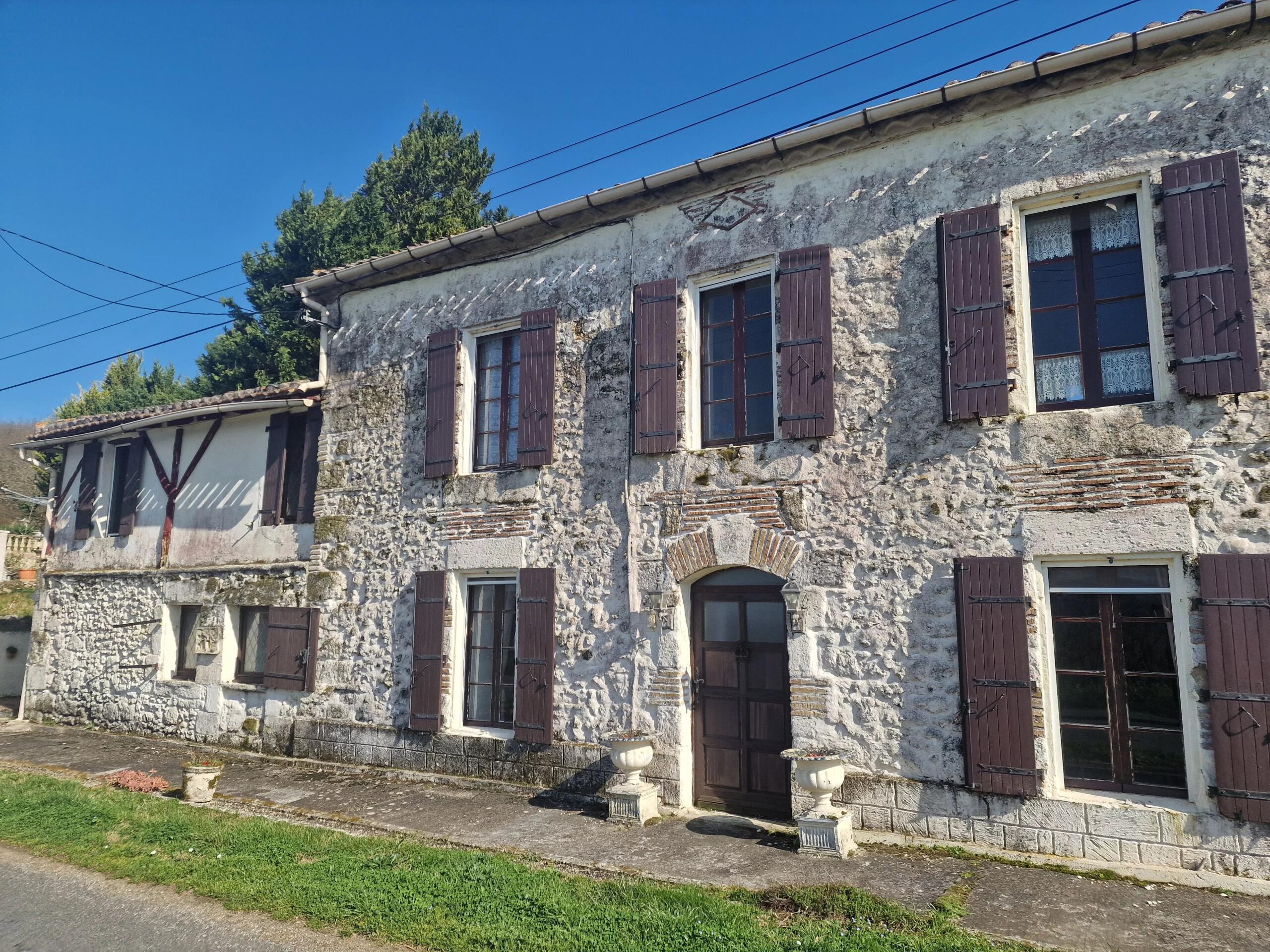 Charming stone property with pool on outskirts of a village, Aquitaine – France – BVI70941
