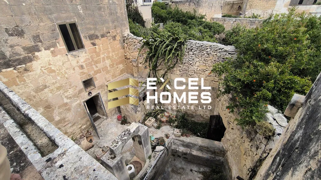 7 bedroom Townhouse in Siggiewi, Malta – 68204