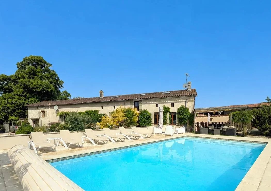 Renovated farmhouse with independent Guest Accommodation and Heated Pool, Poitou-Charentes – France – BVI85434