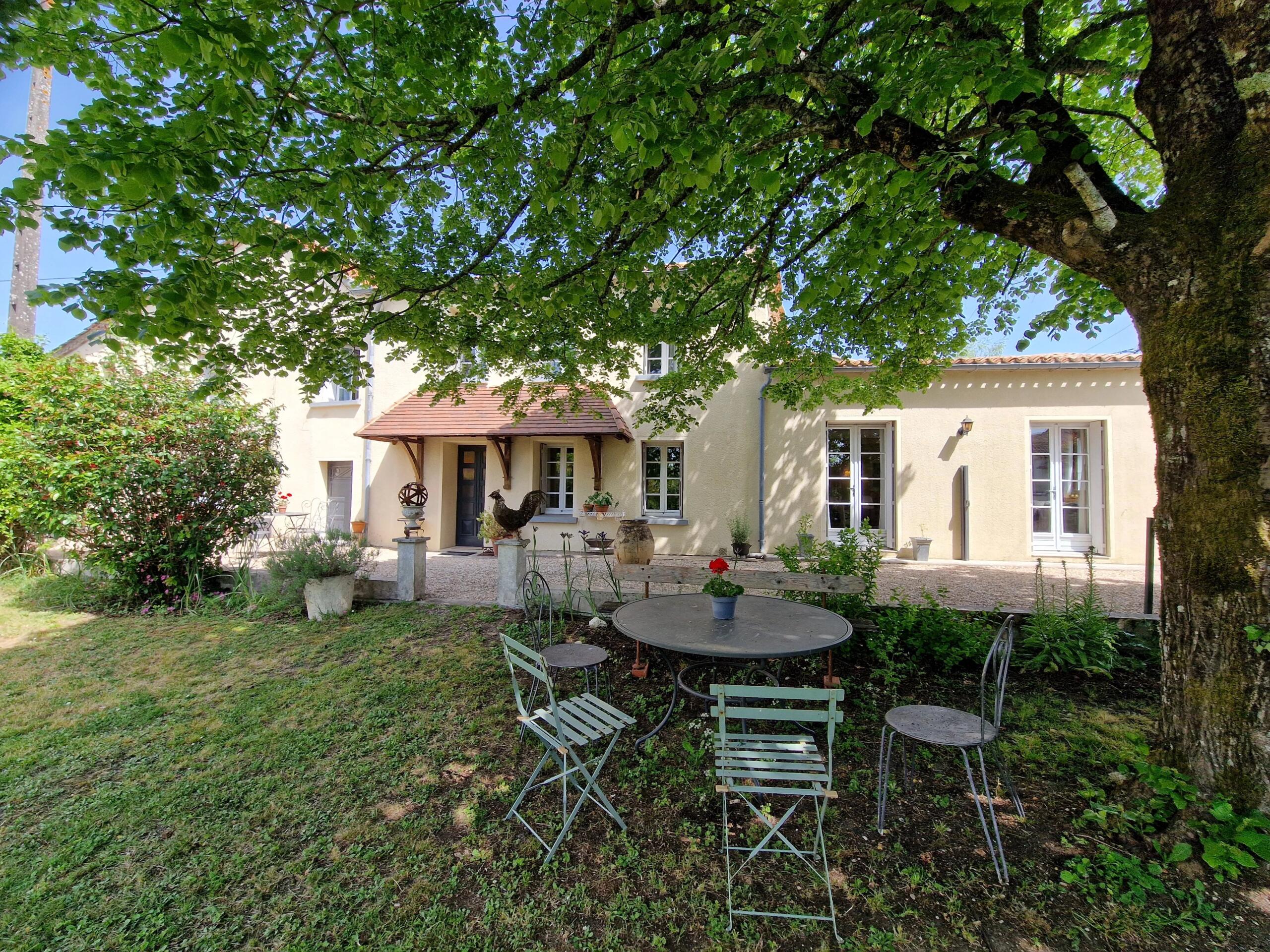 Charming 4/5 Bedroom village house with lovely garden, Aquitaine – France – BVI85477