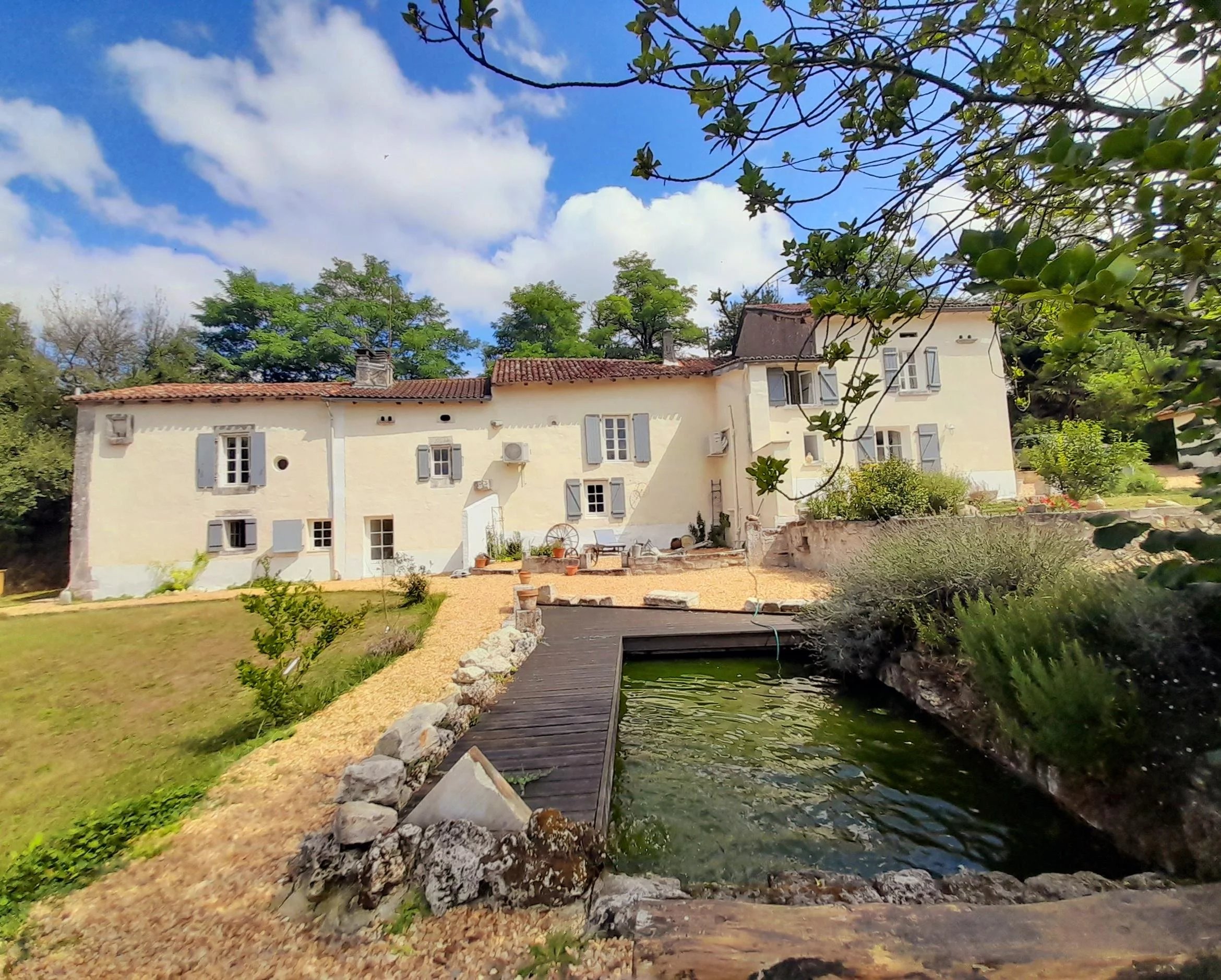 Beautifully restored village house within walking distance to Verteillac, Aquitaine – France – BVI76924