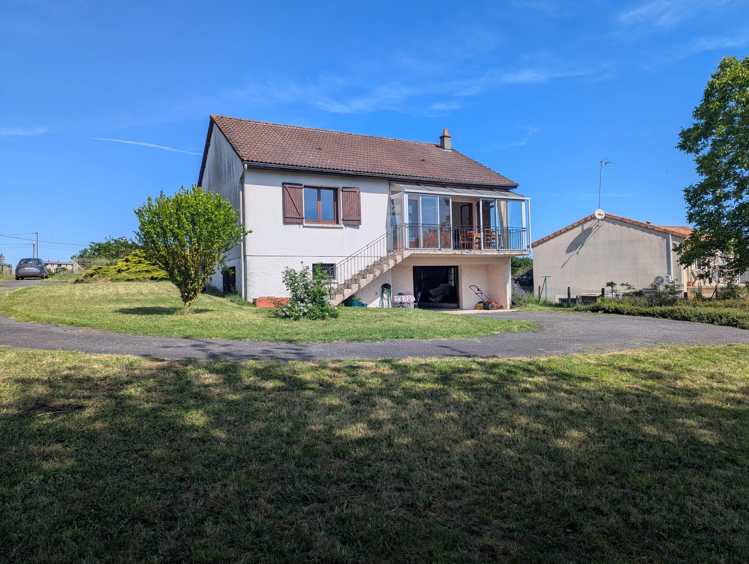 Great location – 2 bedroom property walking distance from Montmorillon, Poitou-Charentes – France – BVI84860