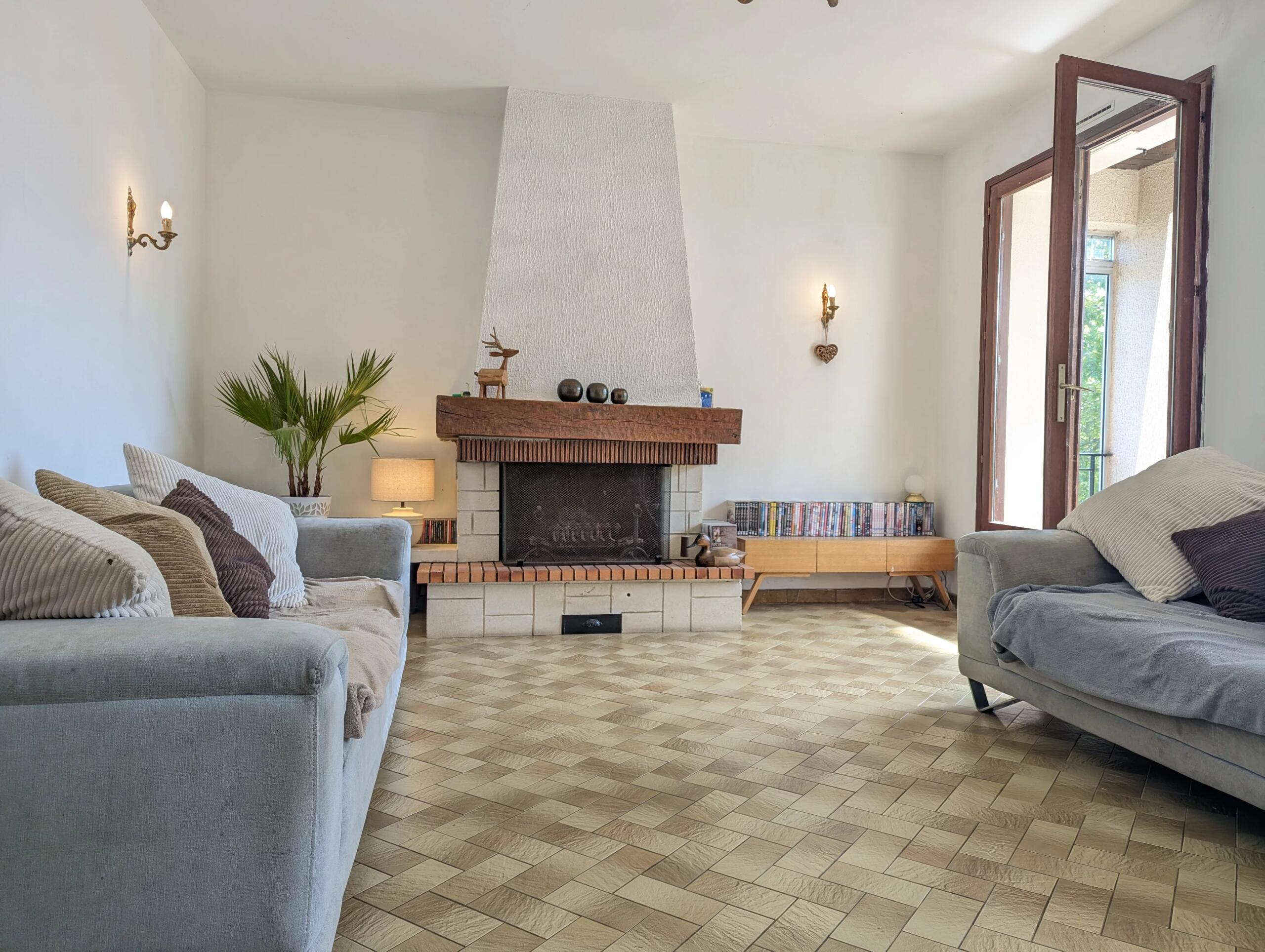 Great location – 2 bedroom property walking distance from Montmorillon, Poitou-Charentes – France – BVI84860