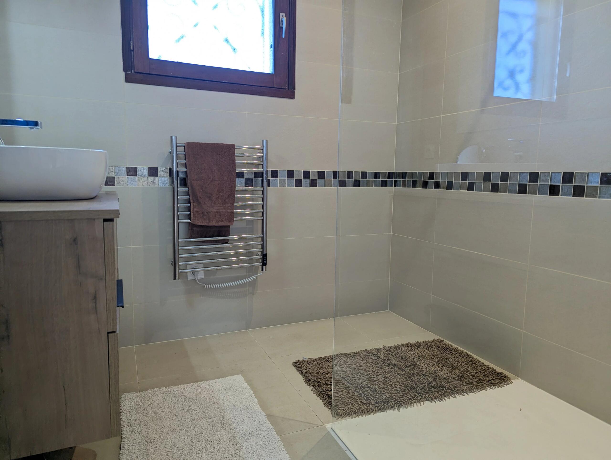 Great location – 2 bedroom property walking distance from Montmorillon, Poitou-Charentes – France – BVI84860