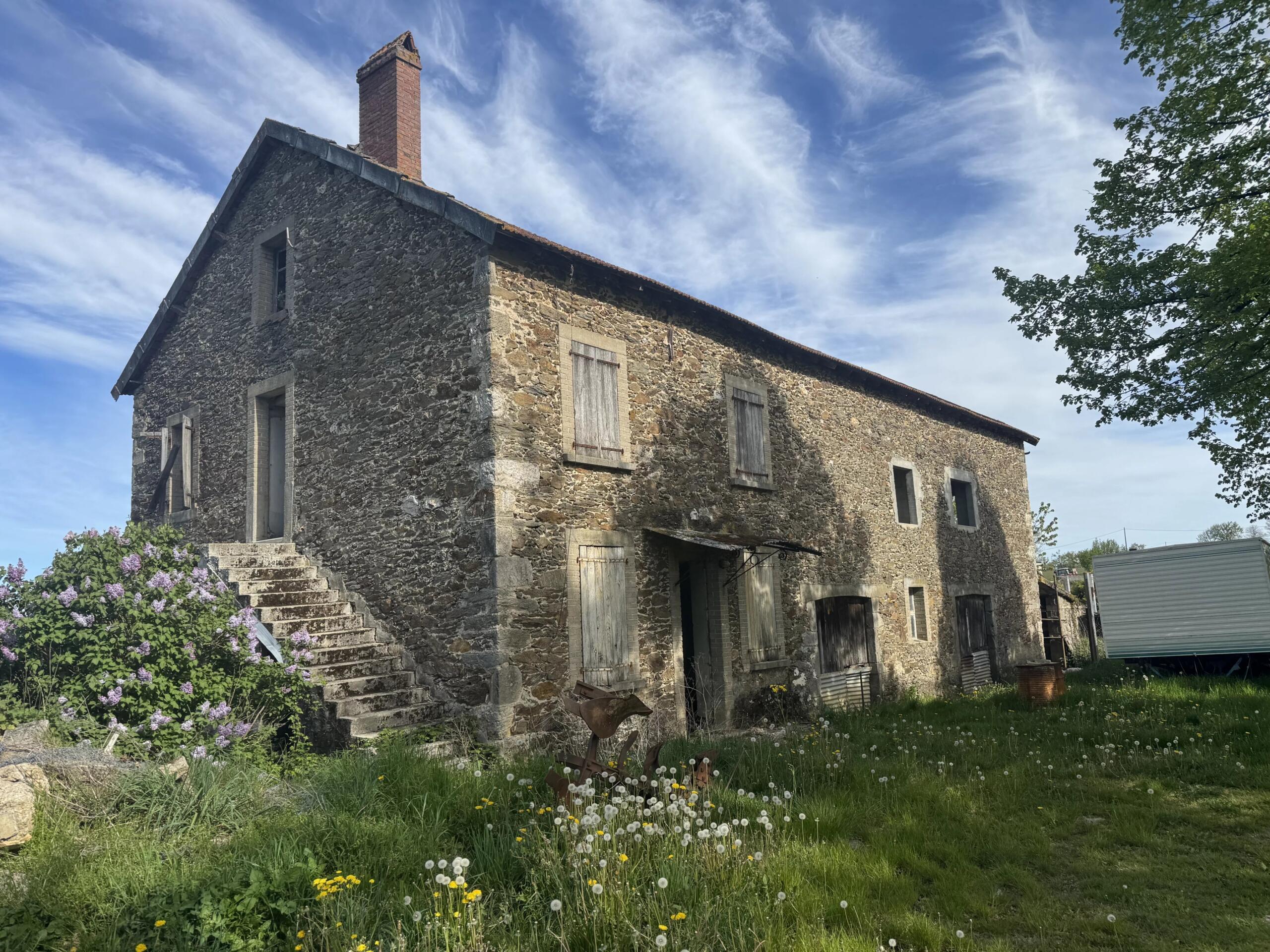 Former Farm Property to Renovate with 4.28 Hectares near Rieupeyroux, Midi-Pyrénées – France – BVI85455