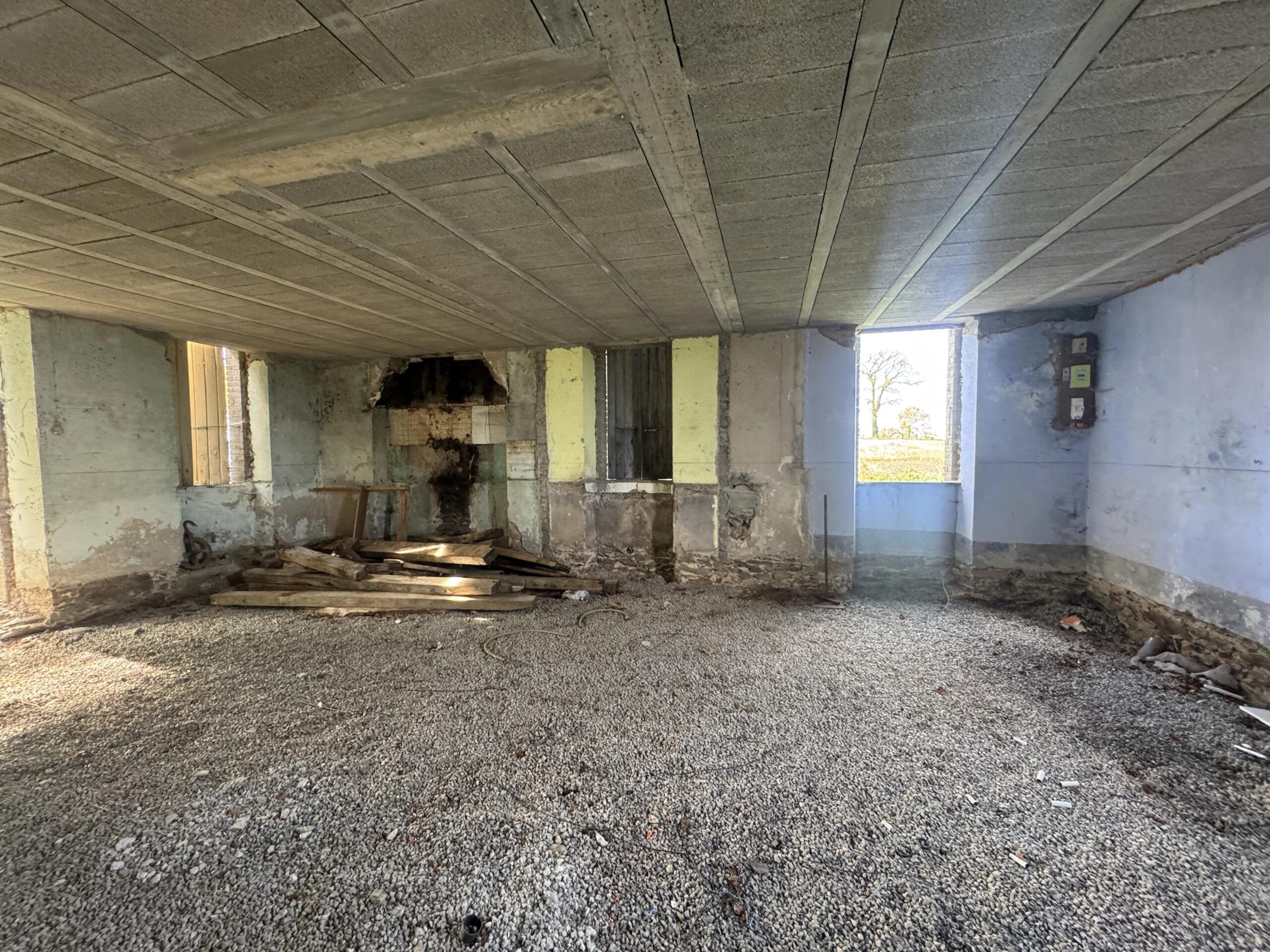 Former Farm Property to Renovate with 4.28 Hectares near Rieupeyroux, Midi-Pyrénées – France – BVI85455