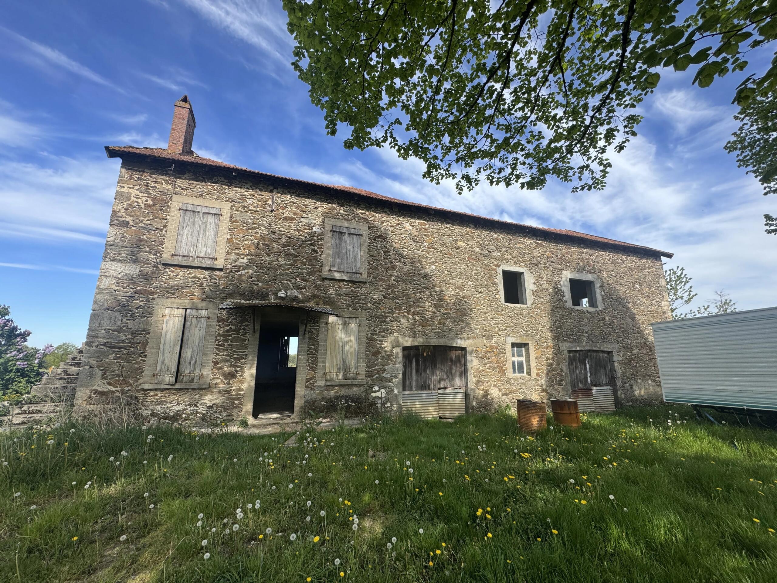Former Farm Property to Renovate with 4.28 Hectares near Rieupeyroux, Midi-Pyrénées – France – BVI85455