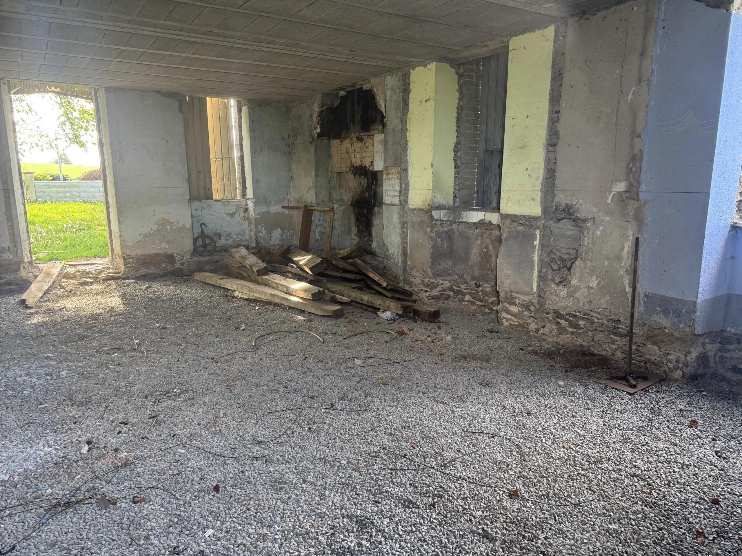 Former Farm Property to Renovate with 4.28 Hectares near Rieupeyroux, Midi-Pyrénées – France – BVI85455