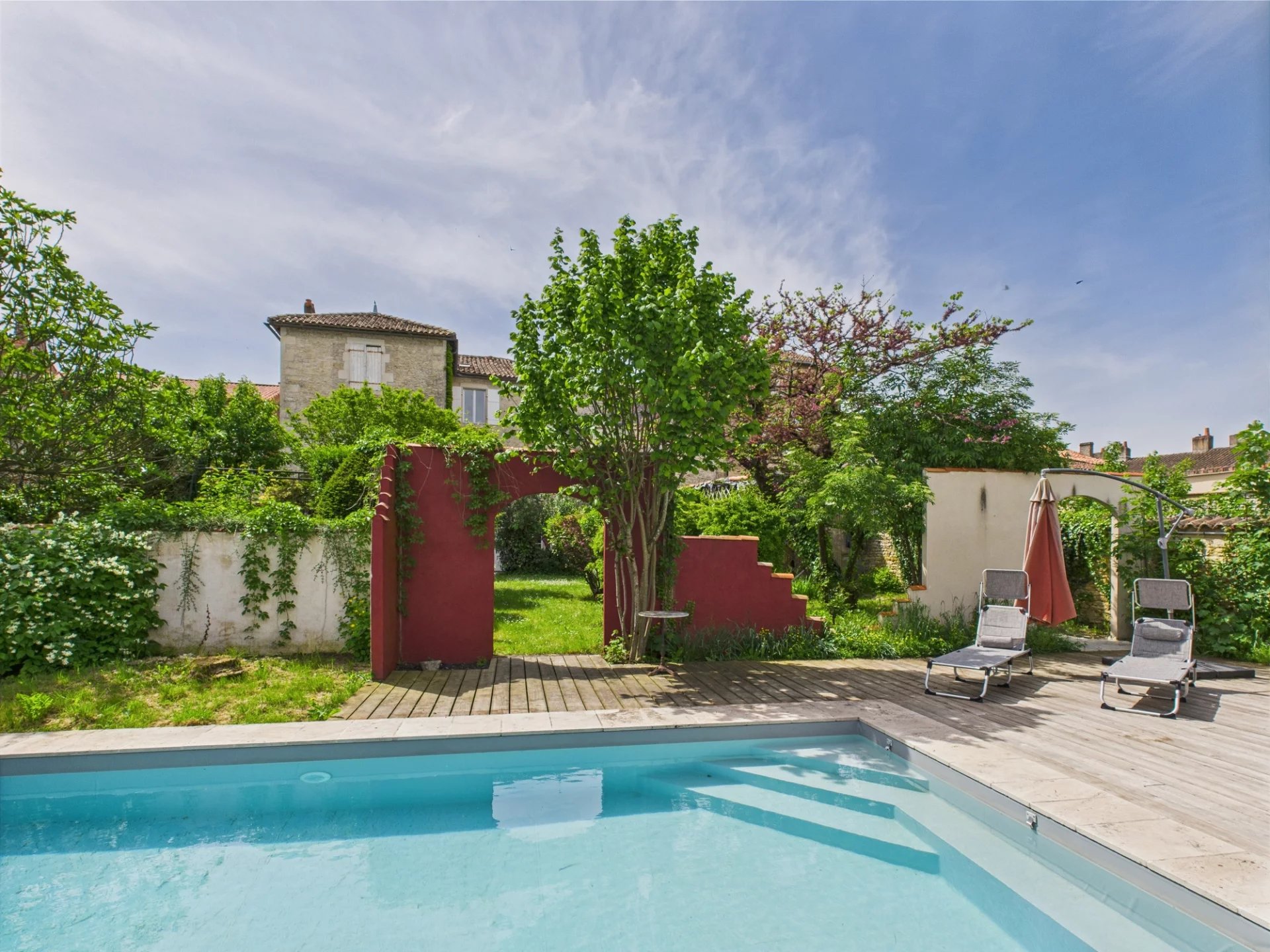9 Bedroom detached townhouse with swimming pool, Poitou-Charentes – France – BVI80697