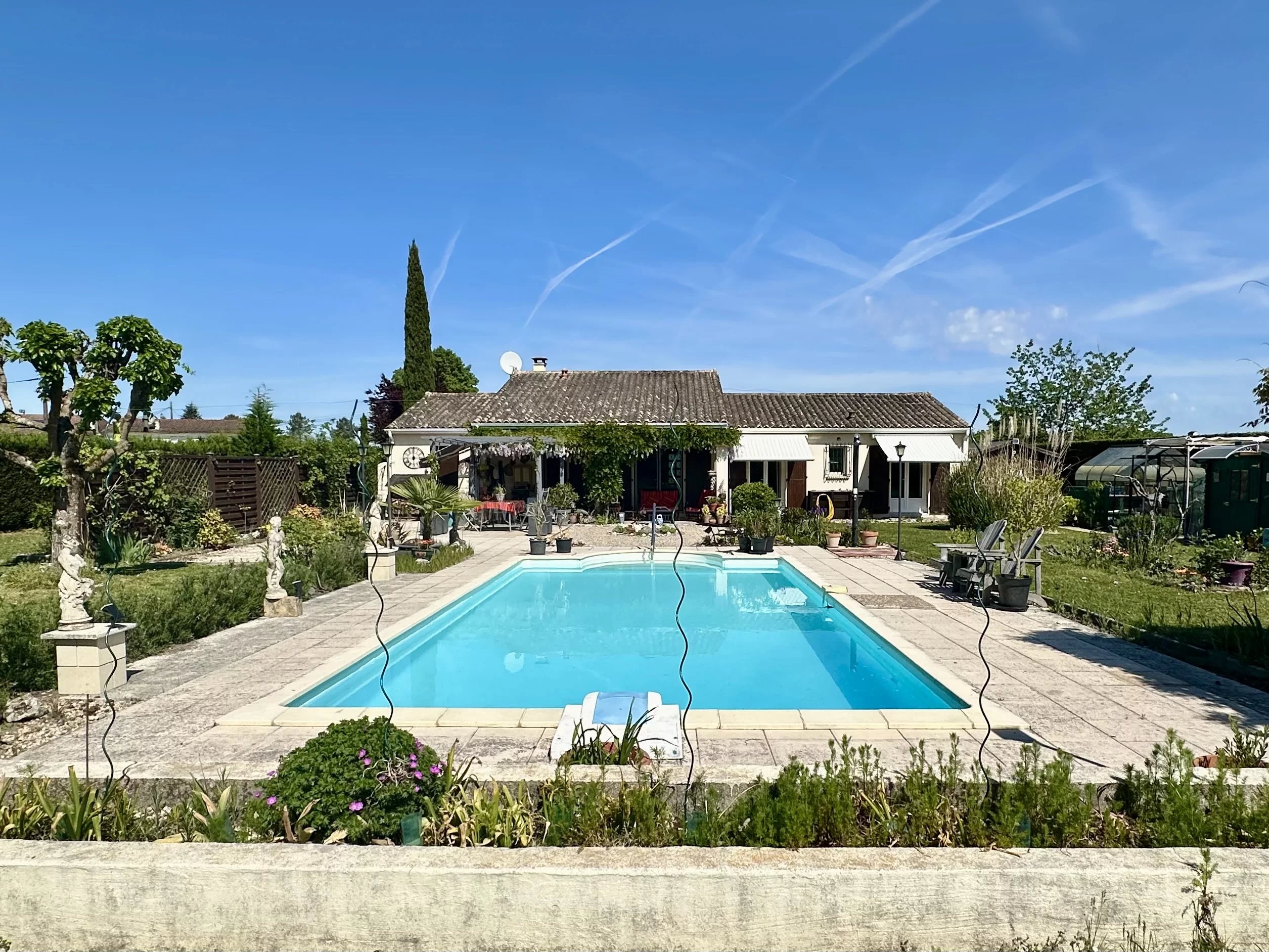 Modern Home with large garden and swimming pool, Aquitaine – France – BVI85307