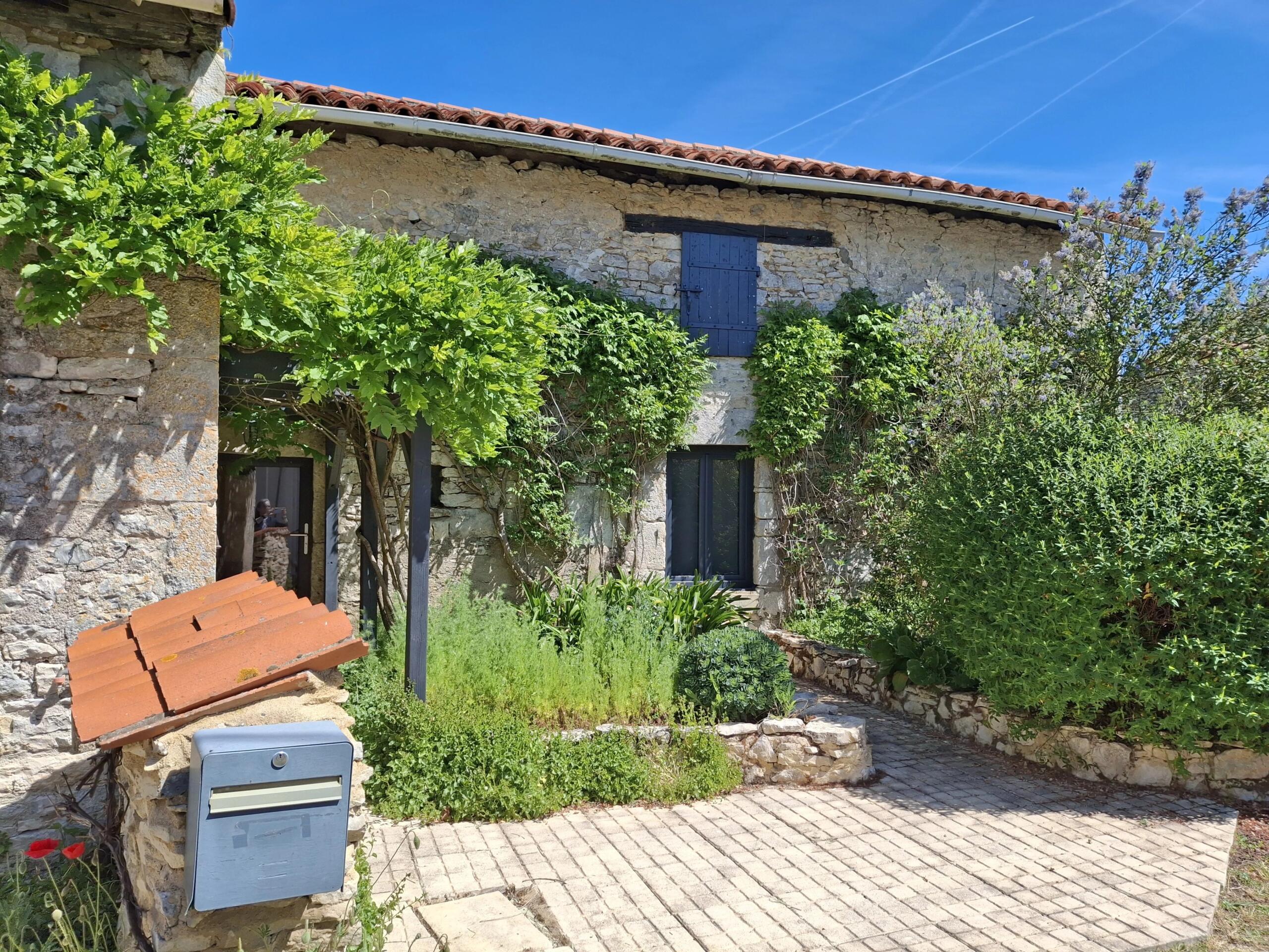 Beautifully presented single storey house with potential to earn income, Poitou-Charentes – France – BVI85527
