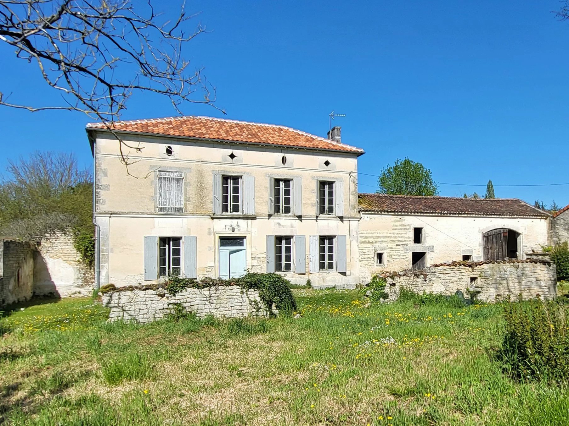Traditional stone house requiring renovation, in a small village, close to Cognac, Poitou-Charentes – France – BVI77345