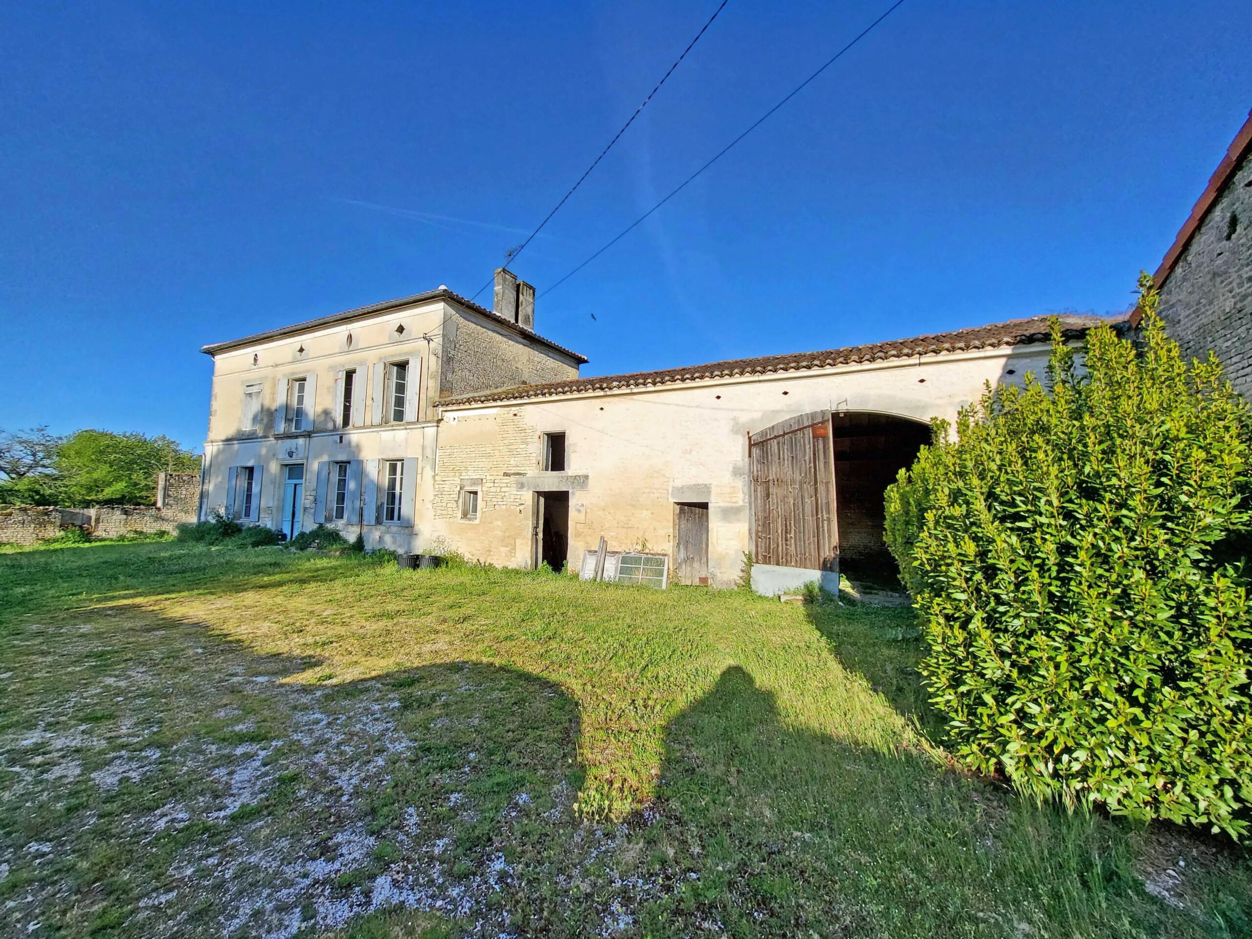 Traditional stone house requiring renovation, in a small village, close to Cognac, Poitou-Charentes – France – BVI77345