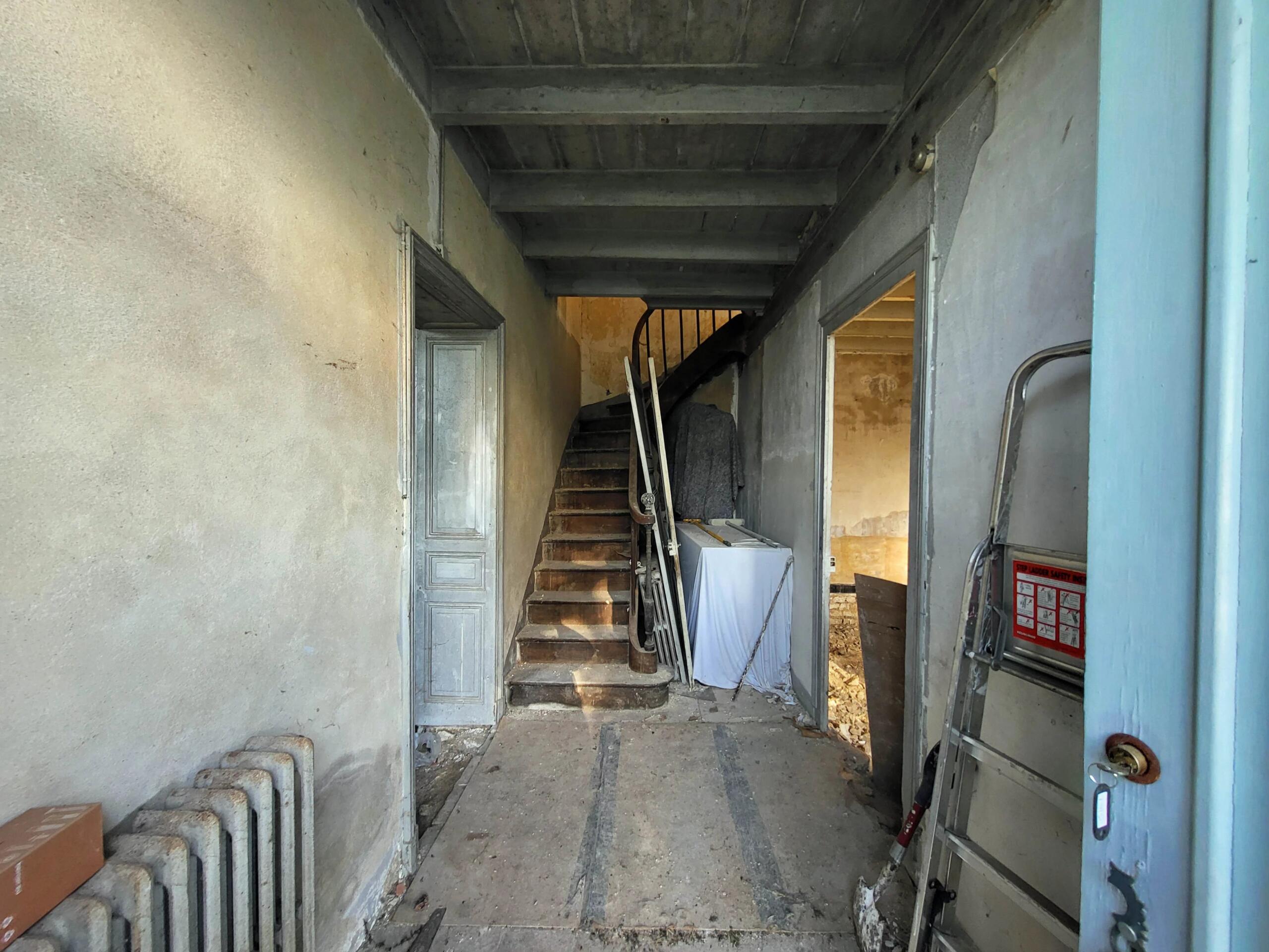 Traditional stone house requiring renovation, in a small village, close to Cognac, Poitou-Charentes – France – BVI77345