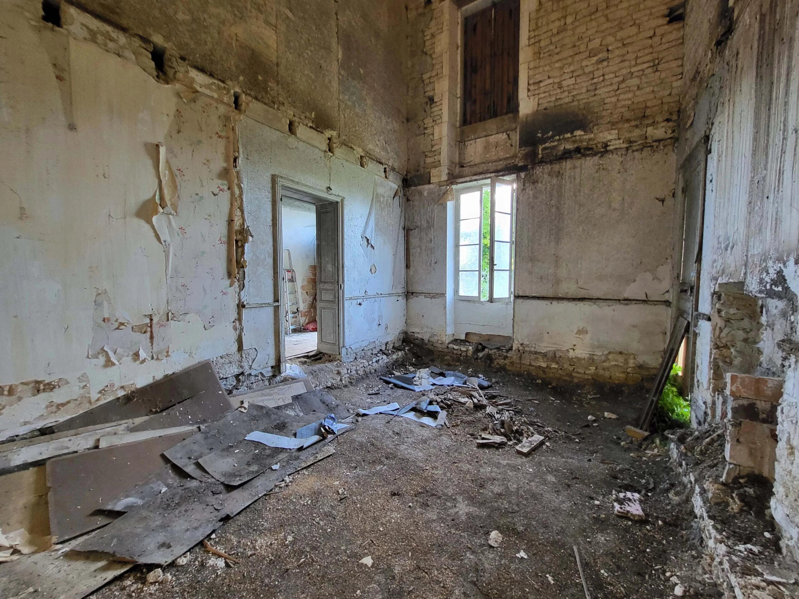 Traditional stone house requiring renovation, in a small village, close to Cognac, Poitou-Charentes – France – BVI77345