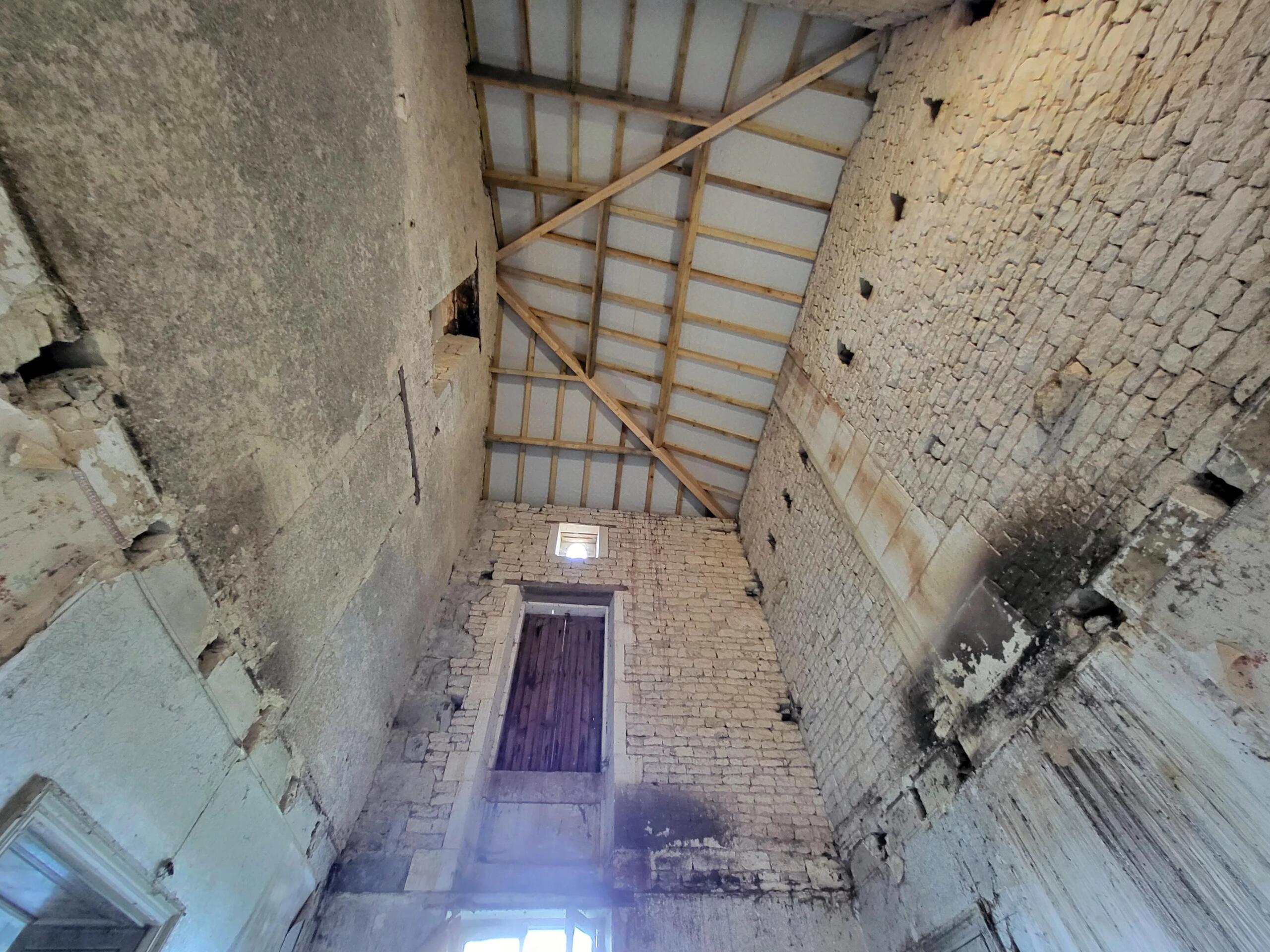Traditional stone house requiring renovation, in a small village, close to Cognac, Poitou-Charentes – France – BVI77345