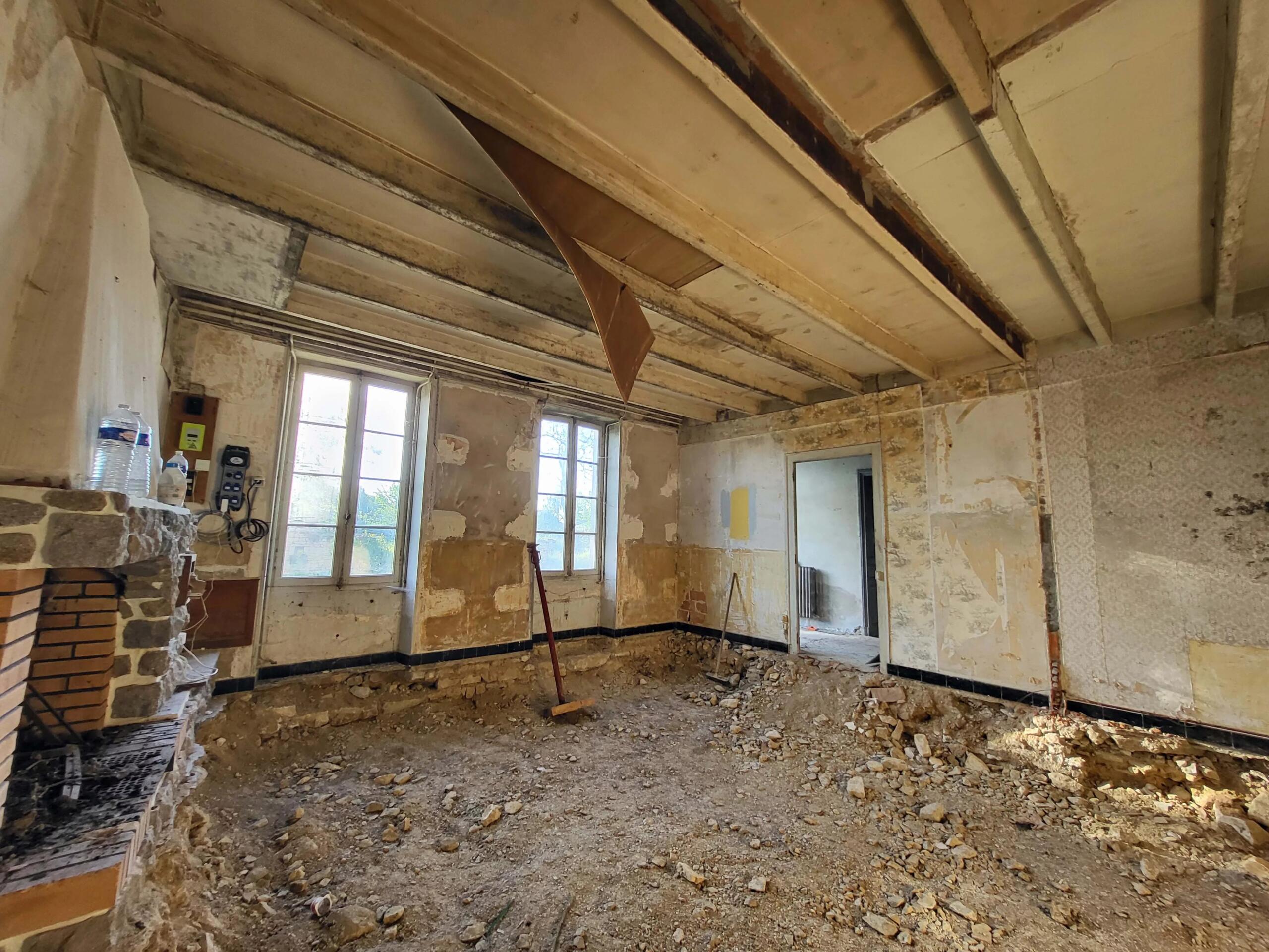 Traditional stone house requiring renovation, in a small village, close to Cognac, Poitou-Charentes – France – BVI77345