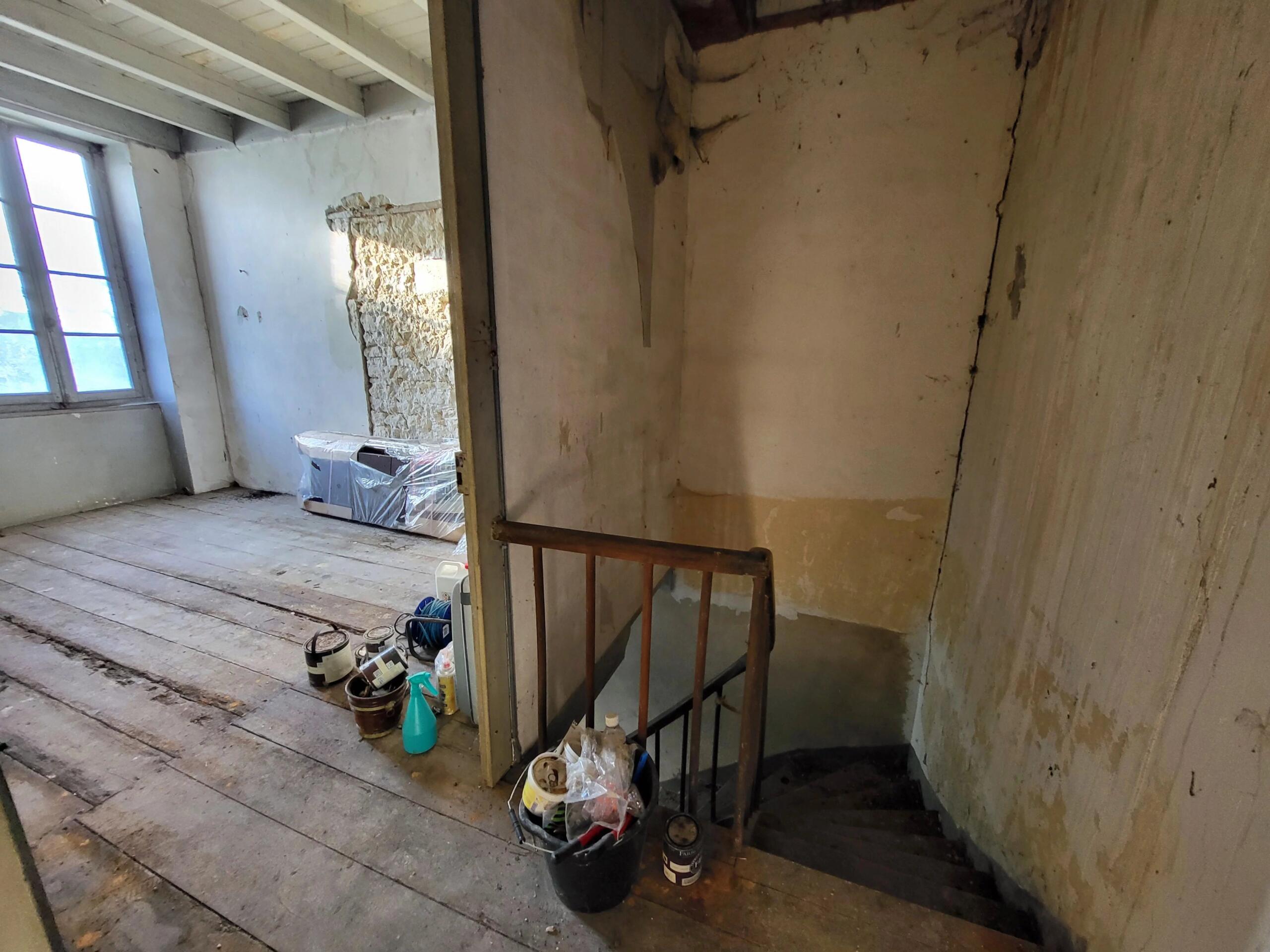 Traditional stone house requiring renovation, in a small village, close to Cognac, Poitou-Charentes – France – BVI77345