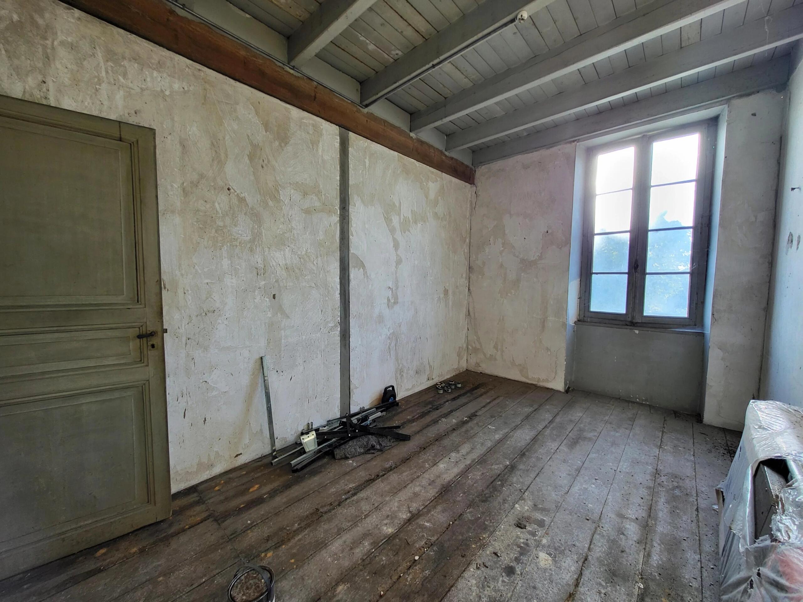 Traditional stone house requiring renovation, in a small village, close to Cognac, Poitou-Charentes – France – BVI77345