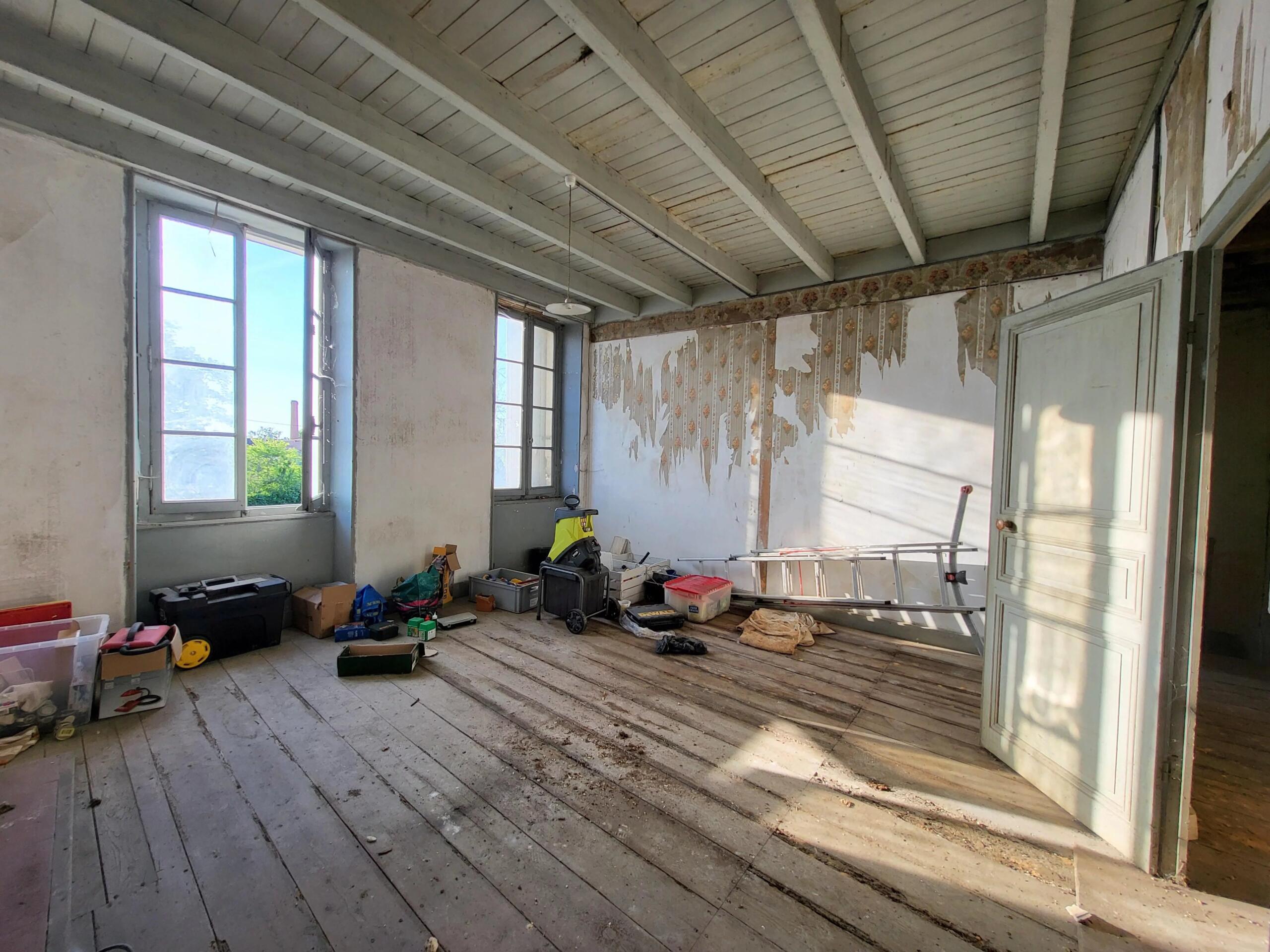 Traditional stone house requiring renovation, in a small village, close to Cognac, Poitou-Charentes – France – BVI77345
