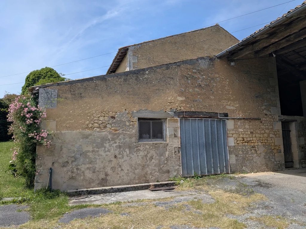 Lovely stone farmhouse with land and large barns, Poitou-Charentes – France – BVI85436
