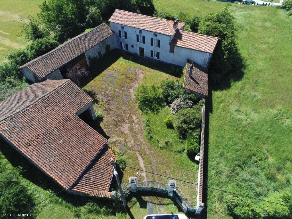 3 bedroom House in Ruffec, France – r7483
