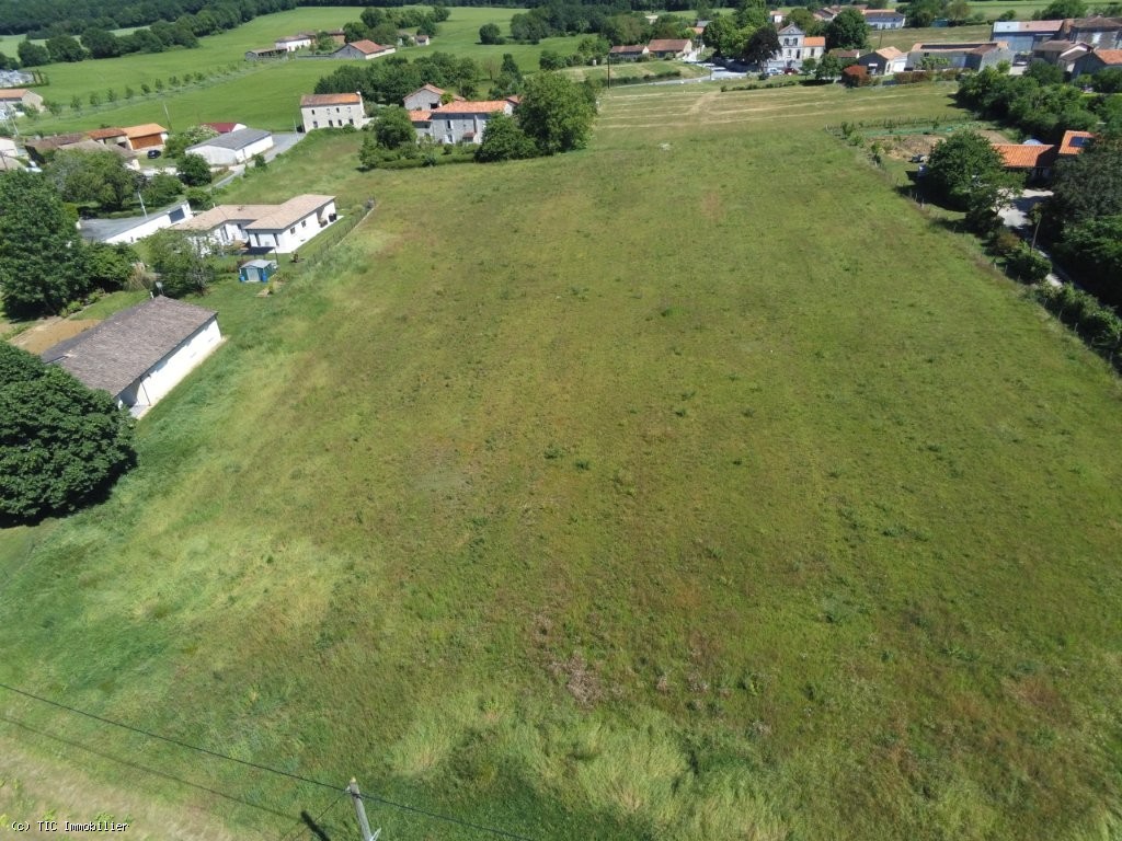 3 bedroom House in Ruffec, France – r7483