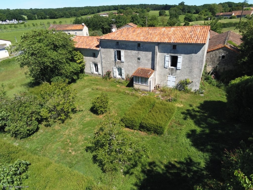 3 bedroom House in Ruffec, France – r7483