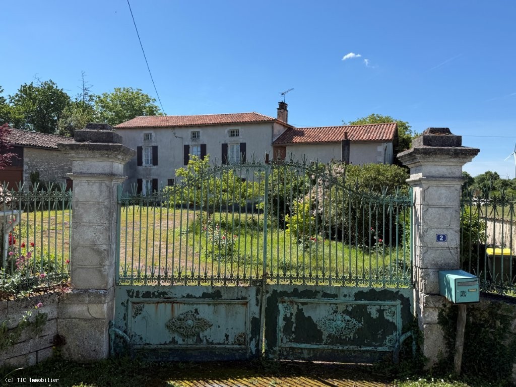 3 bedroom House in Ruffec, France – r7483