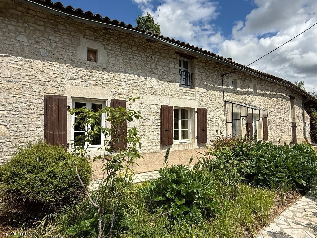 3 bedroom House in Ruffec, France – r7480