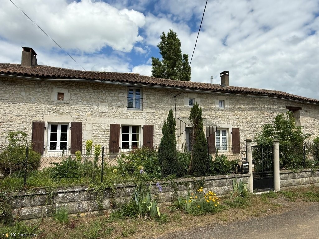 3 bedroom House in Ruffec, France – r7480
